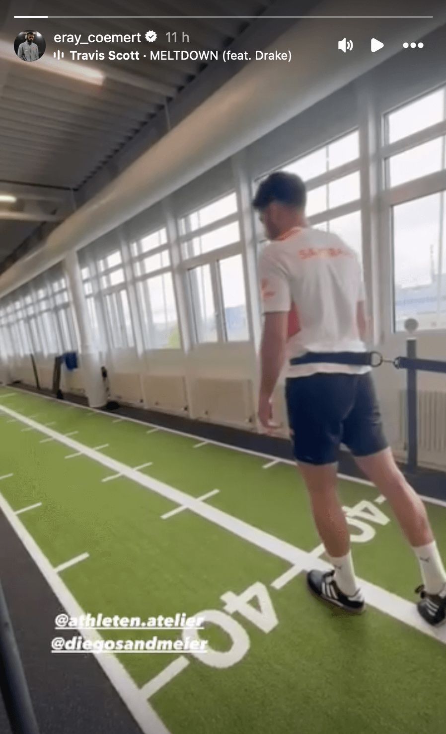 Eray Cömert entrena con la camiseta del Valencia CF.