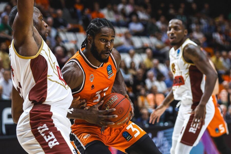  Esfuerzo colectivo del Valencia Basket para sumar la cuarta en EuroCup ante Umana Reyer Venezia (10