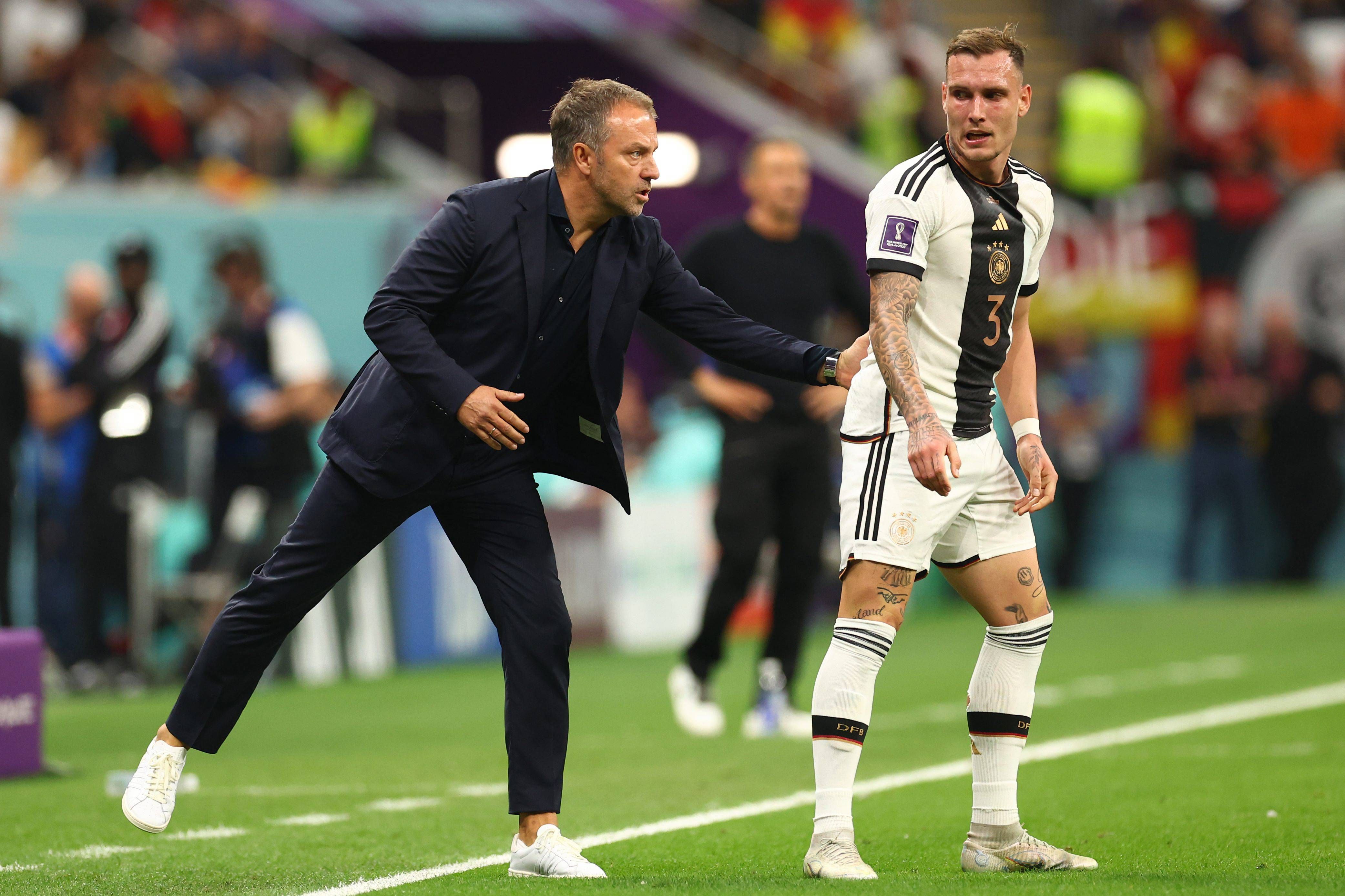 Hansi Flick da instrucciones en el España-Alemania.