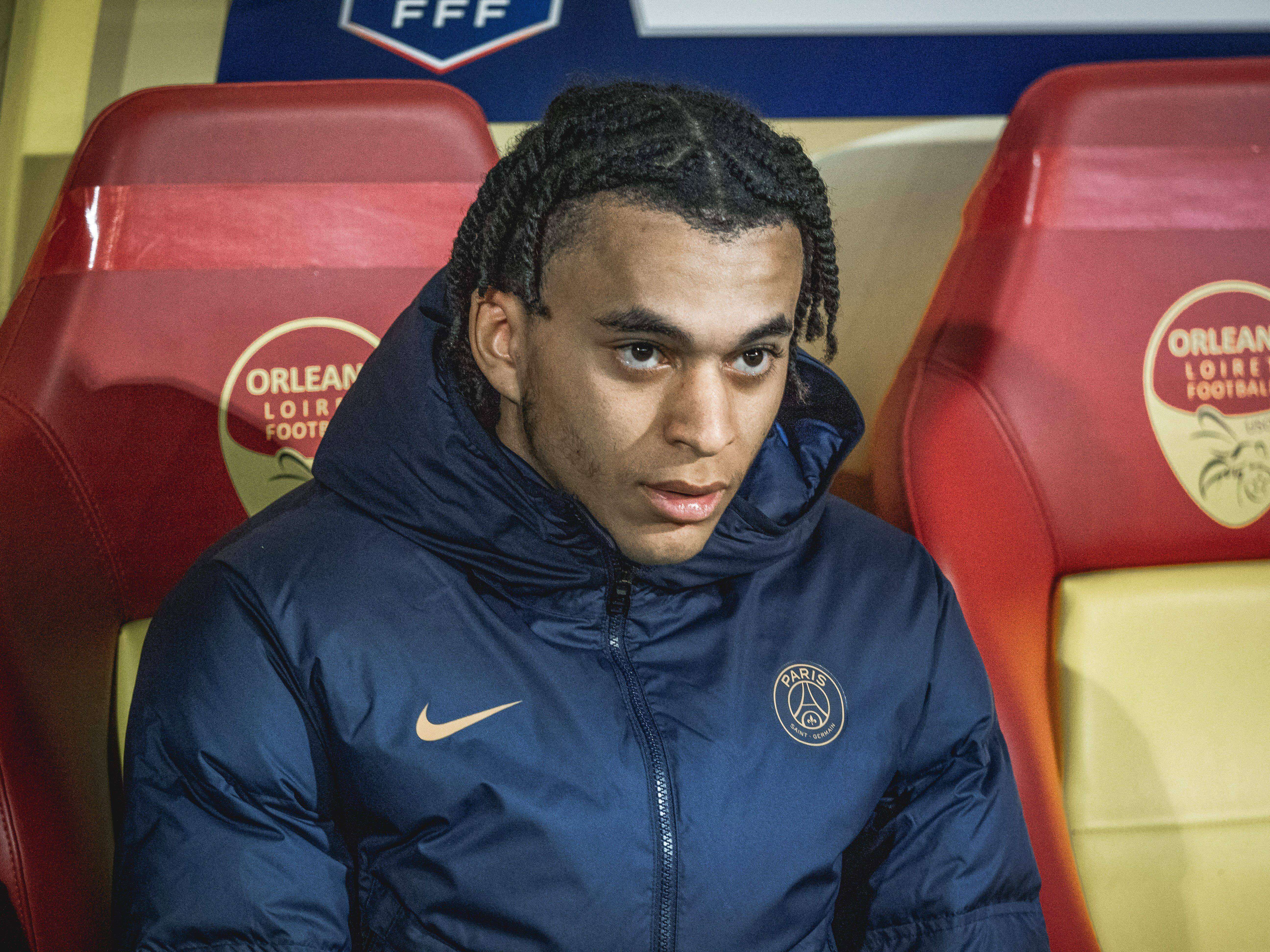  Ethan Mbappé, en el banquillo del PSG.