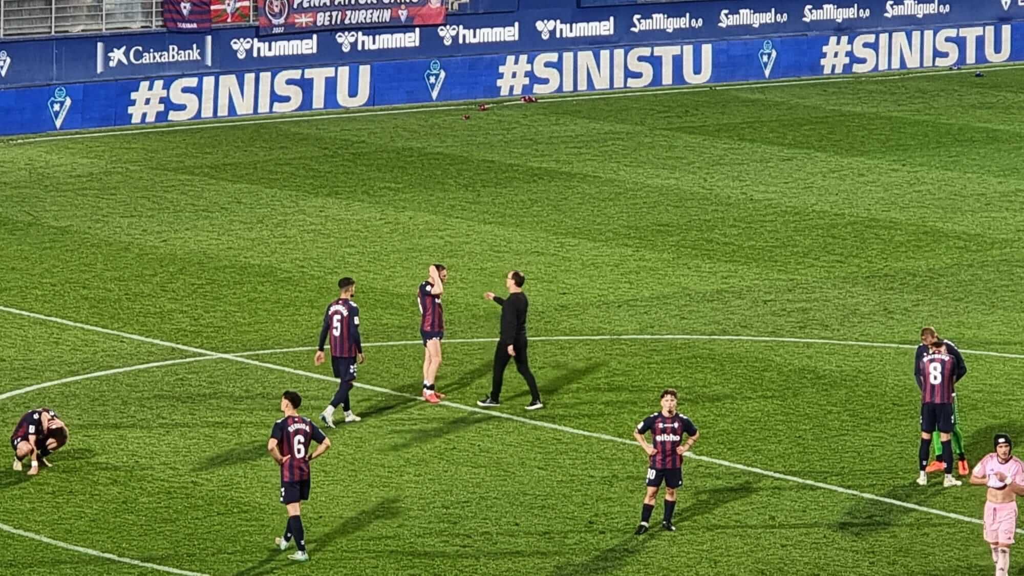 Joseba Etxeberria trata de consolar a sus rotos jugadores tras la decisiva derrota de la SD Eibar en Ipurua.