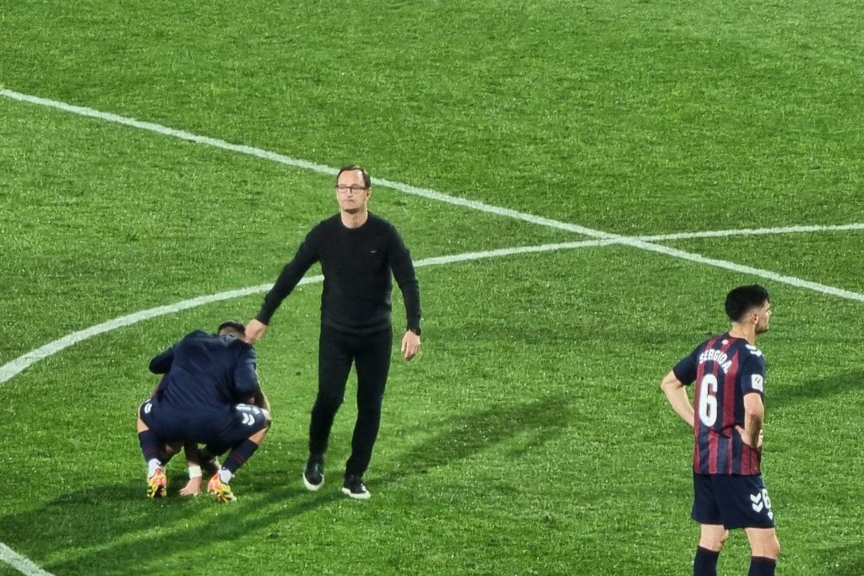 Joseba Etxeberria consuela a sus jugadores tras la dura derrota del Eibar en el playoff de ascenso.