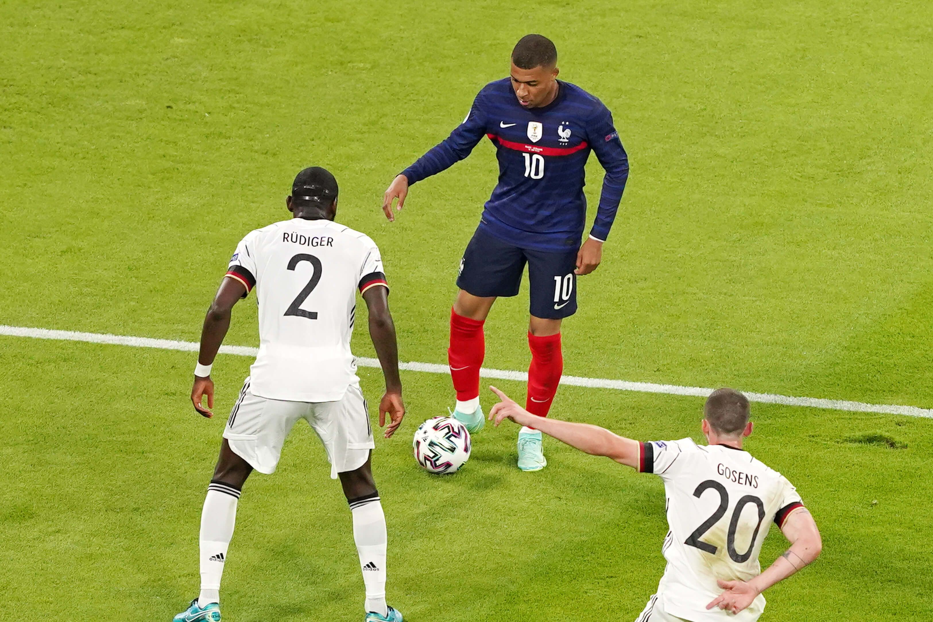  Kylian Mbappé intenta regatear a Antonio Rüdiger (Europa Press)