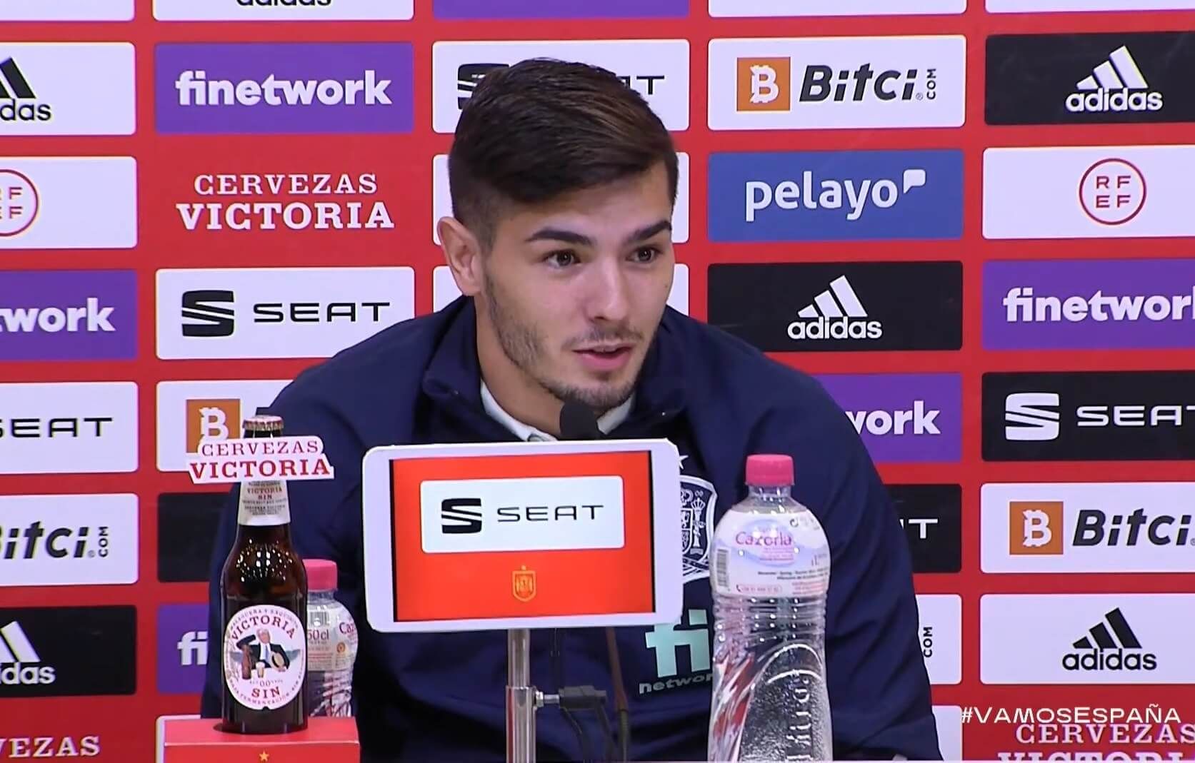 Brahim Díaz en una rueda de prensa con la selección española en 2021