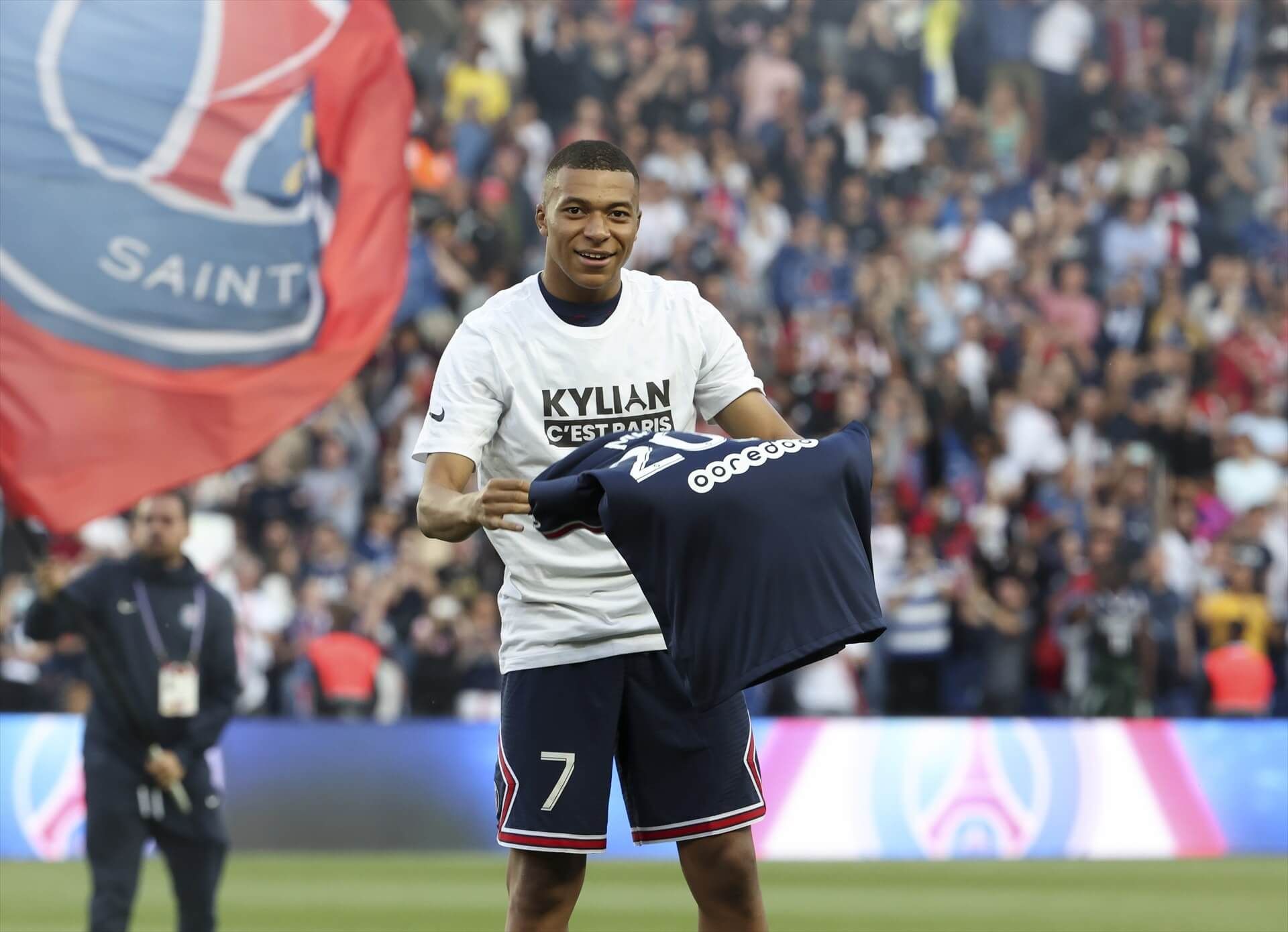  Mbappé, celebrando su renovación en el Parque de los Príncipes