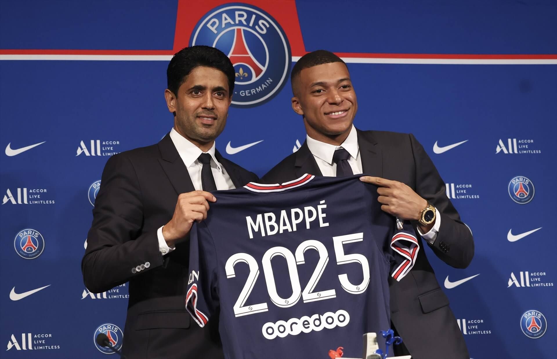 Mbappé y Al-Khelaifi con la camiseta que escenificaba la renovación