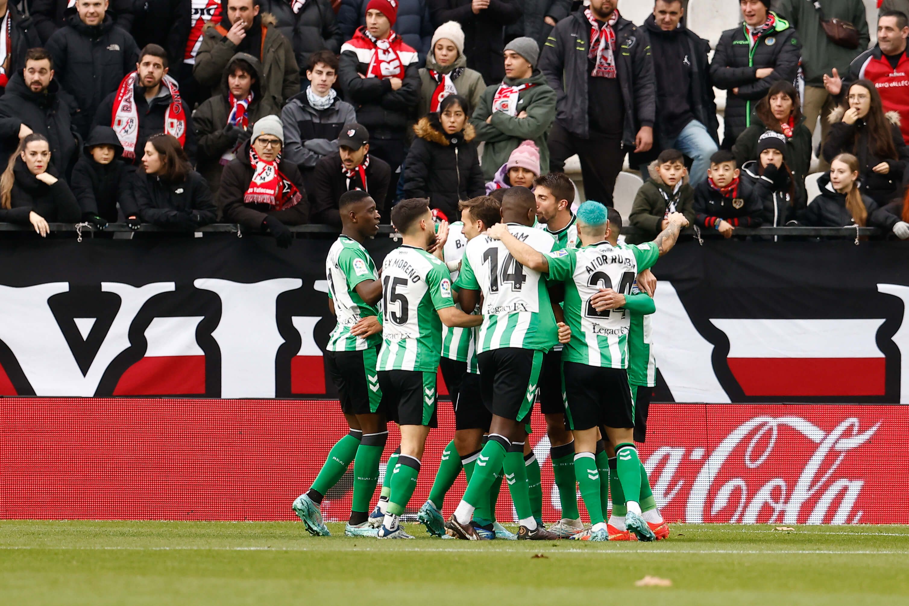  Los jugadores del Real Betis celebran un gol en Vallecas