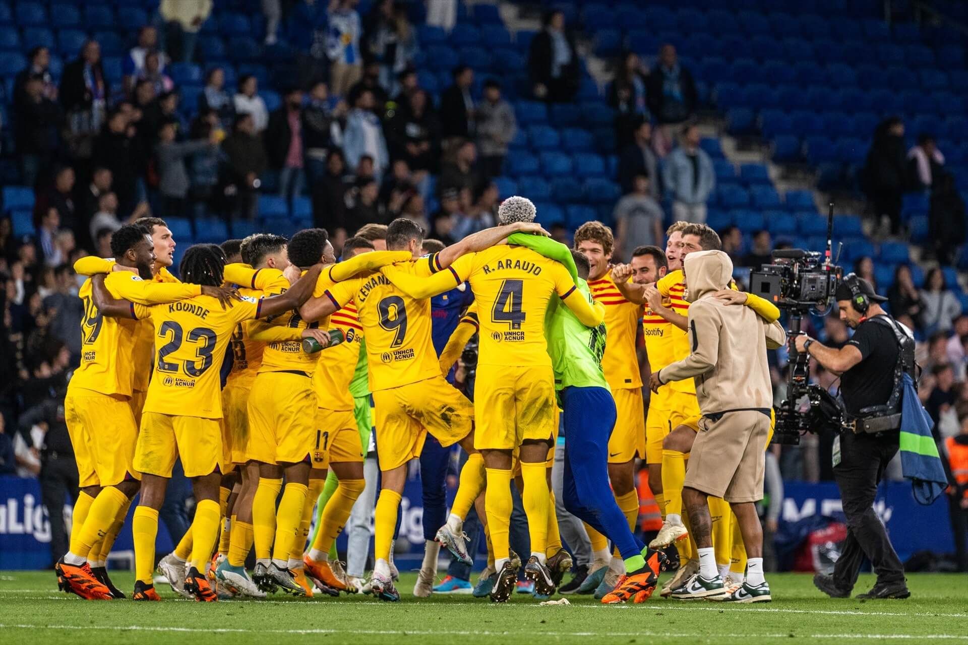  Los jugadores del Barça celebrando LALIGA de 2023 en el RCDE Stadium