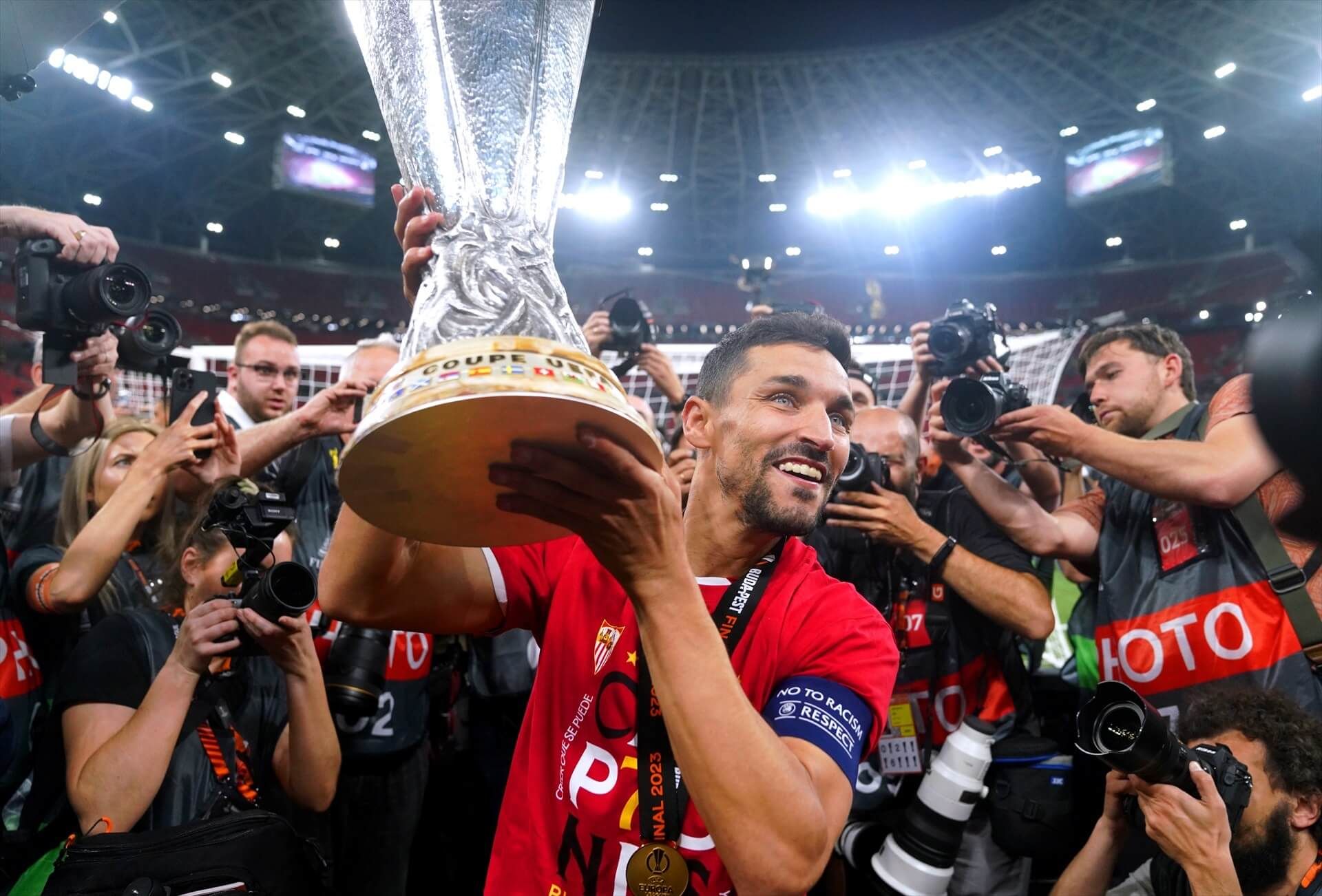  Jesús Navas, levantando el título de la Europa League en Budapest.