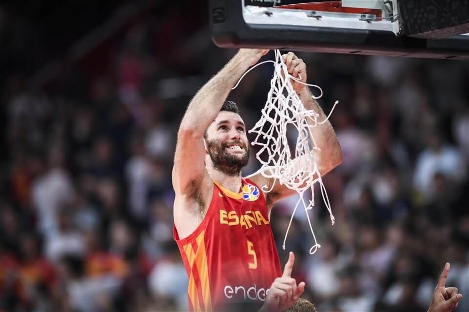 Rudy Fernández celebrando un título con la Selección Española