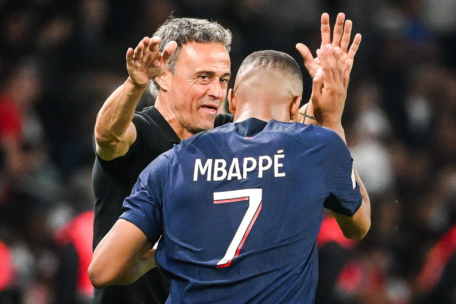 Luis Enrique celebrando junto a Kylian Mbappé