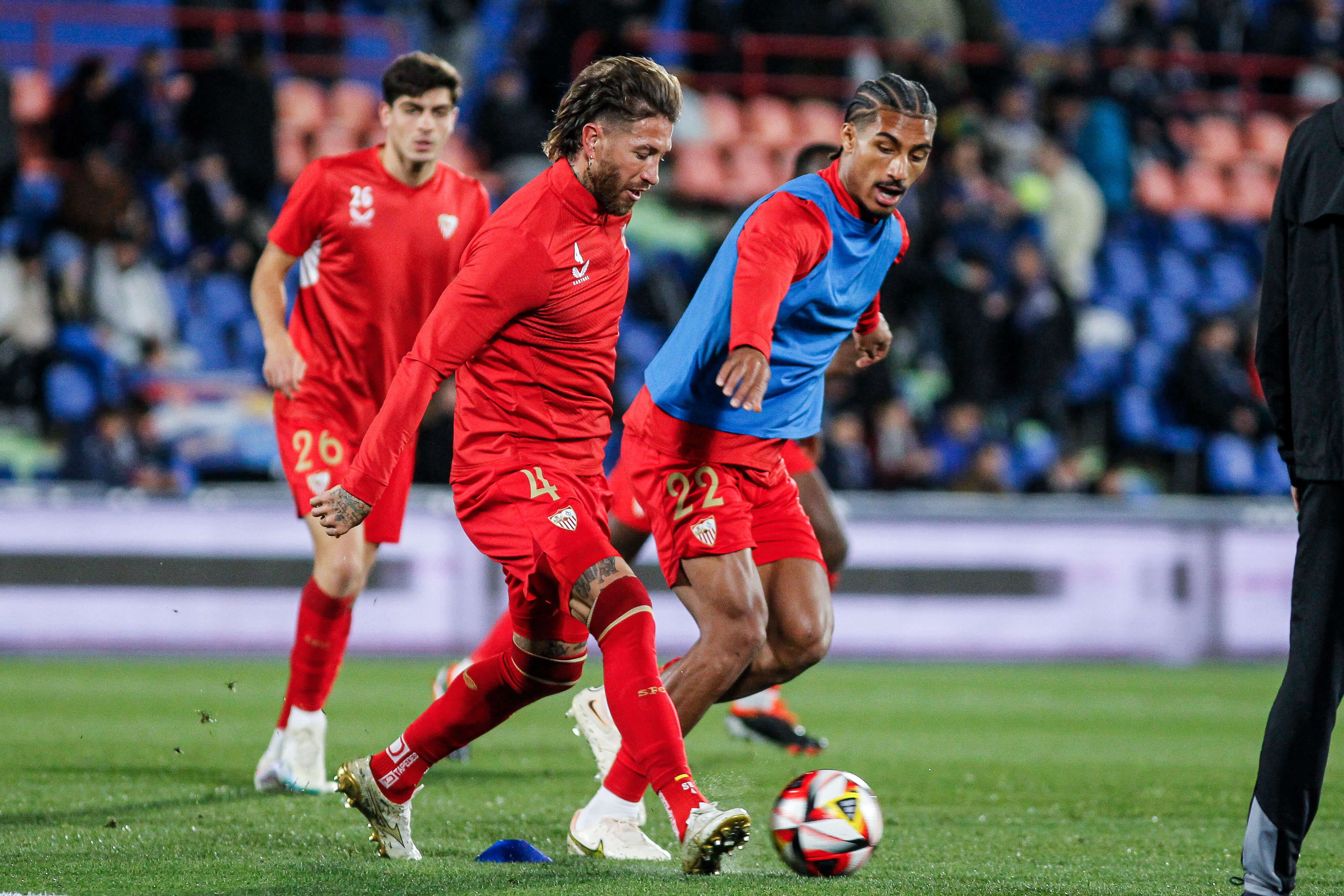 Sergio Ramos y Loïc Badé, en un calentamiento.