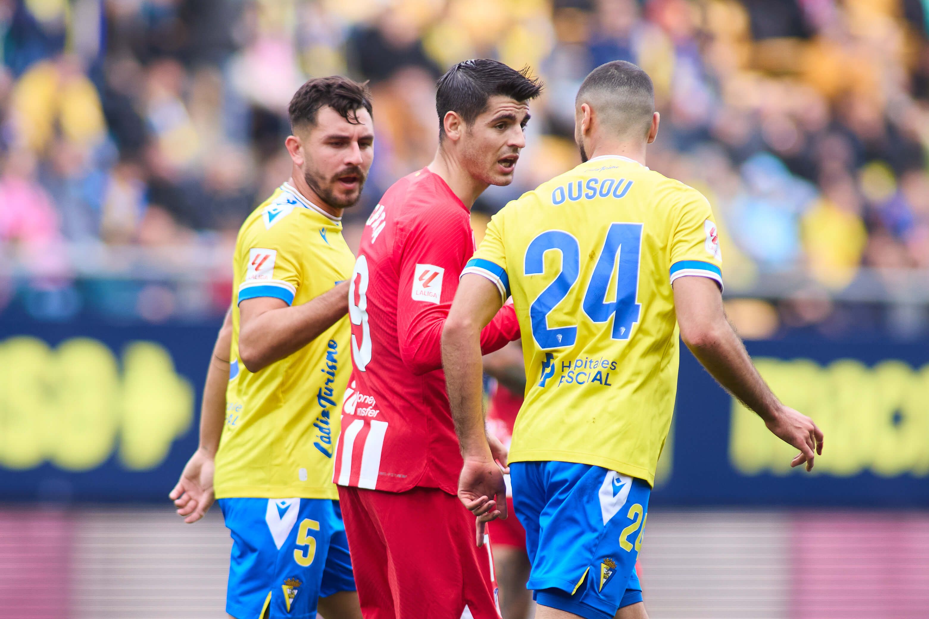  Aiham Ousou y Álvaro Morata, en el Cádiz - Atlético.
