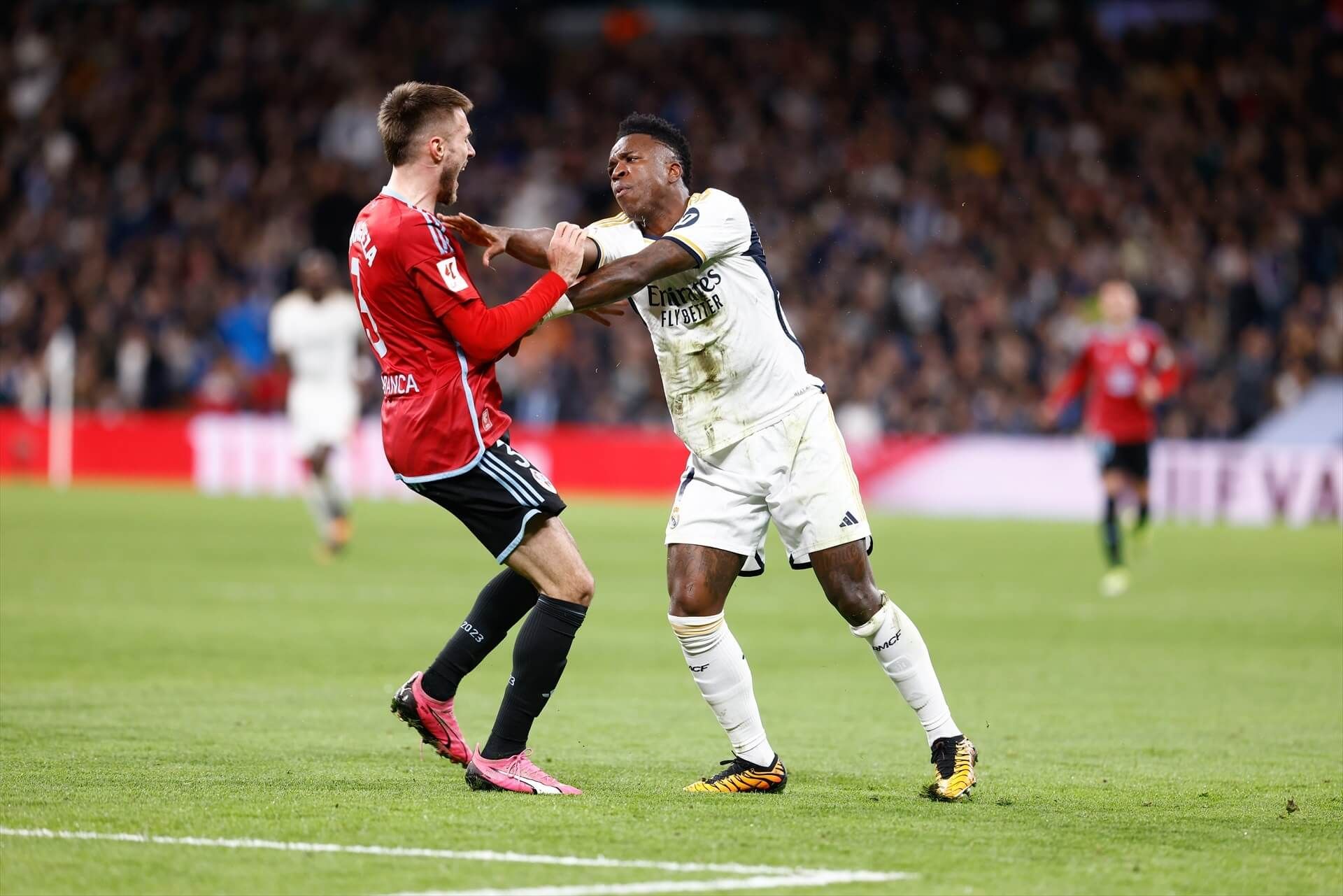 Vinicius y Mingueza, durante su pique en el Santiago Bernabéu