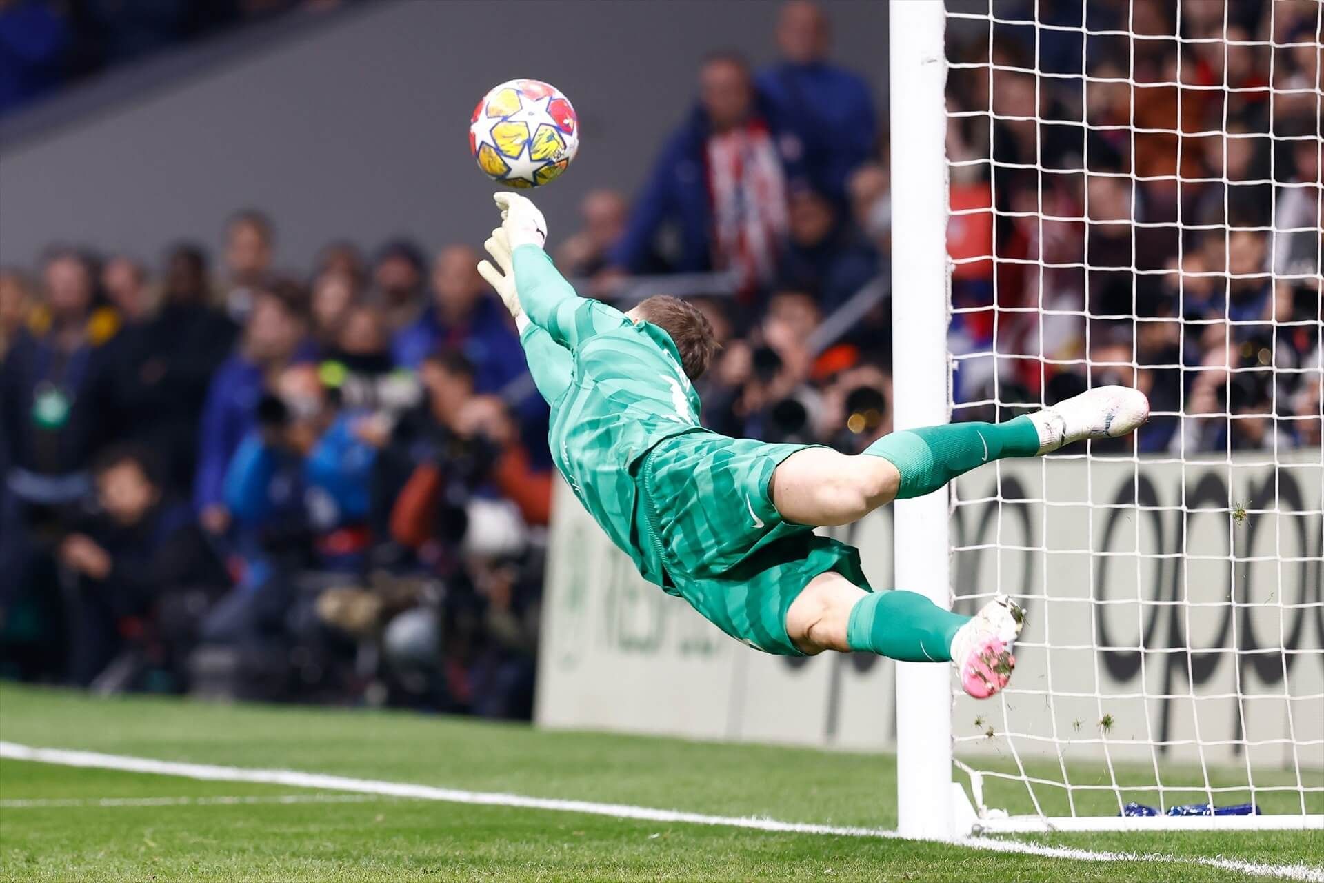 Jan Oblak detiene el penalti a Klassen en el Metropolitano