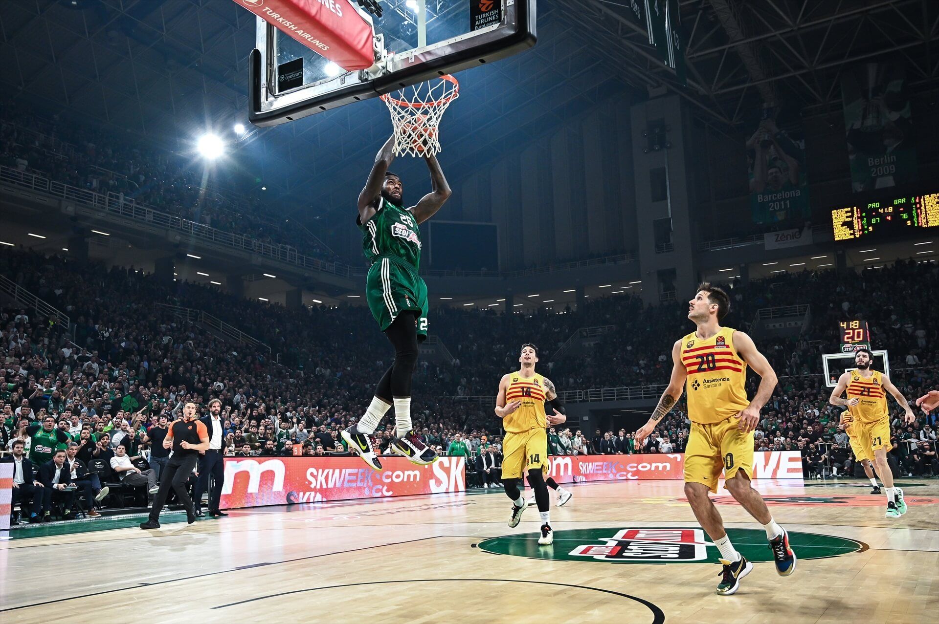 Mathias Lessort haciendo un mate frente al Barça