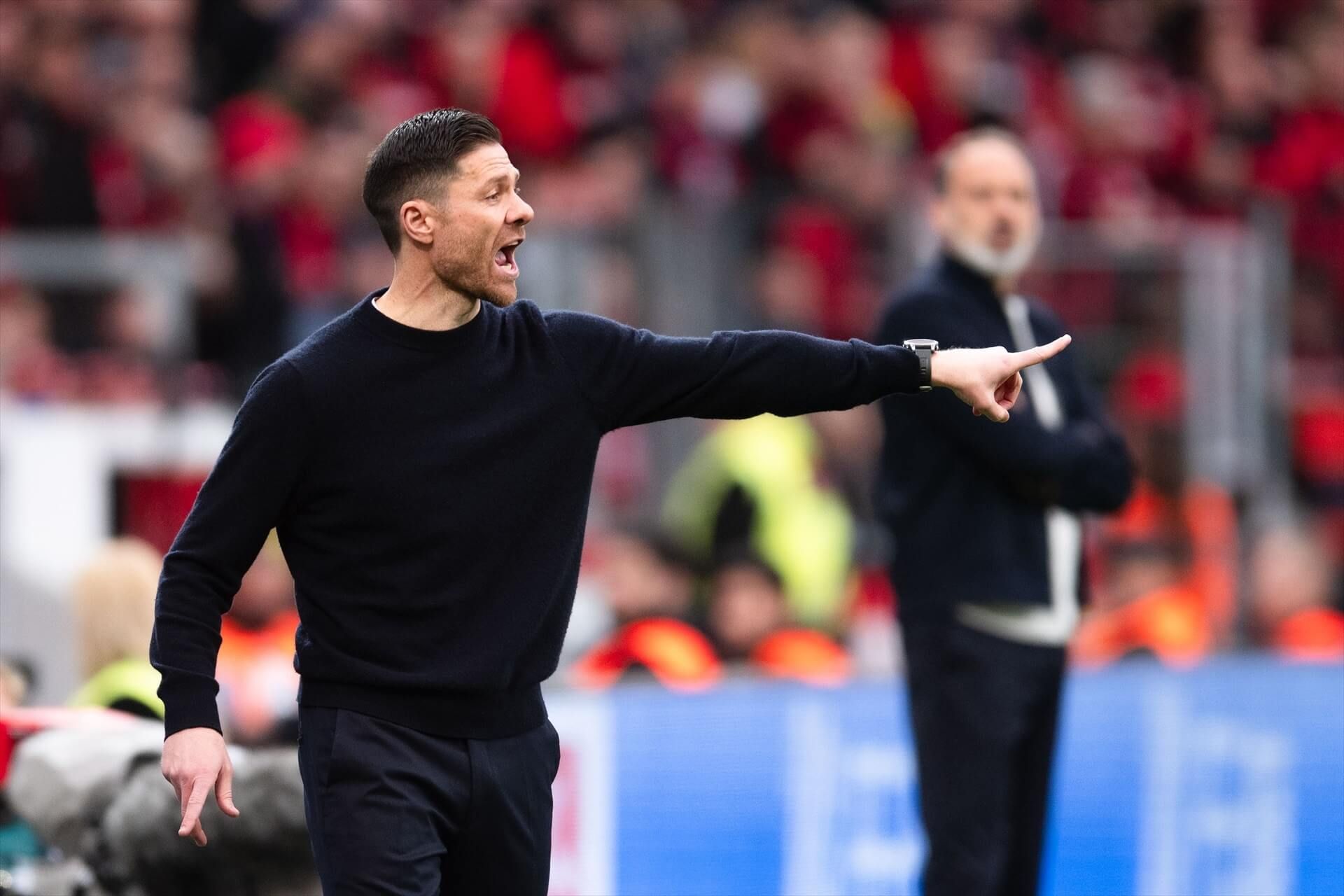  Xabi Alonso dirigiendo un encuentro del Bayer Leverkusen