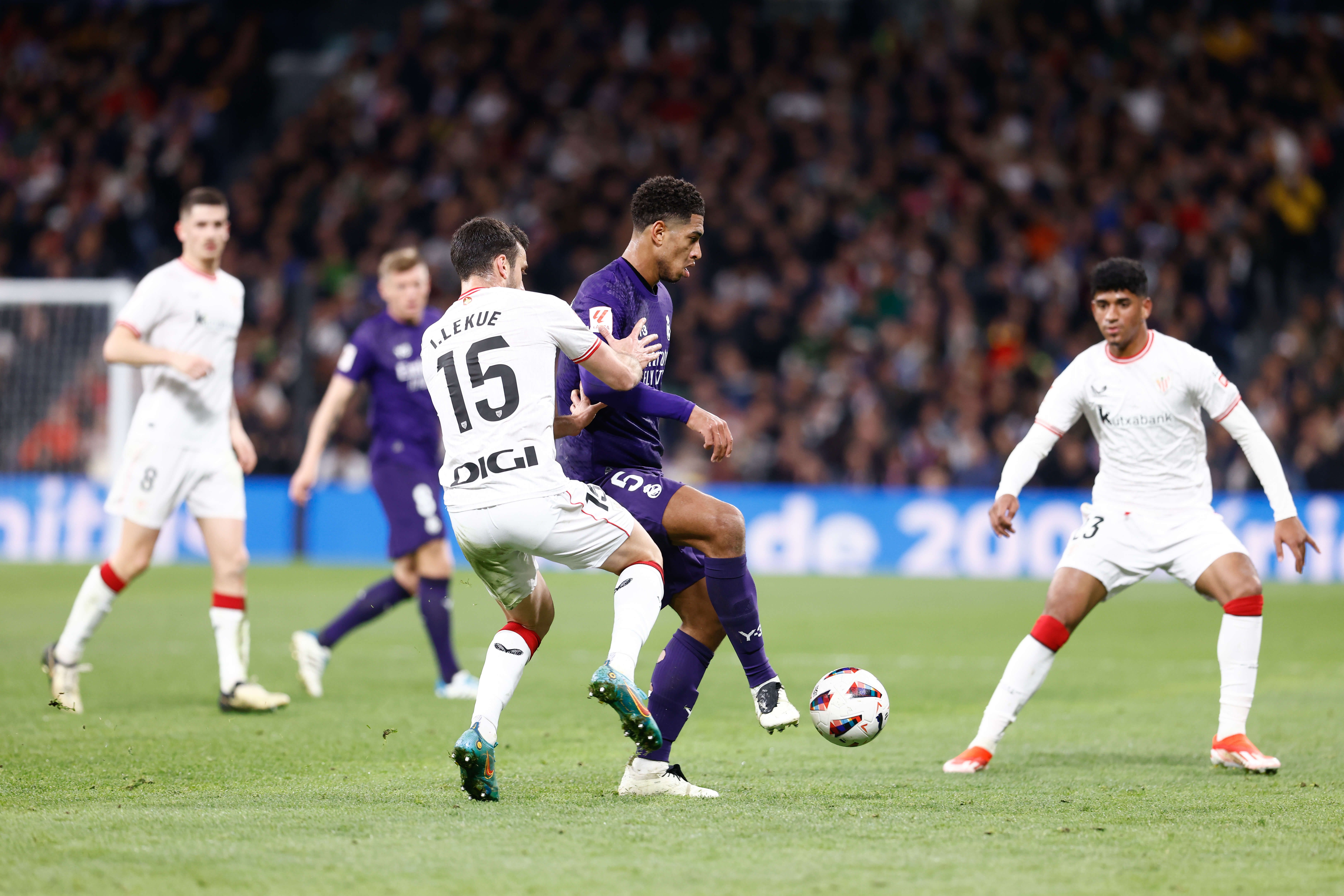  Lekue defendiendo a Bellingham en el Bernabéu