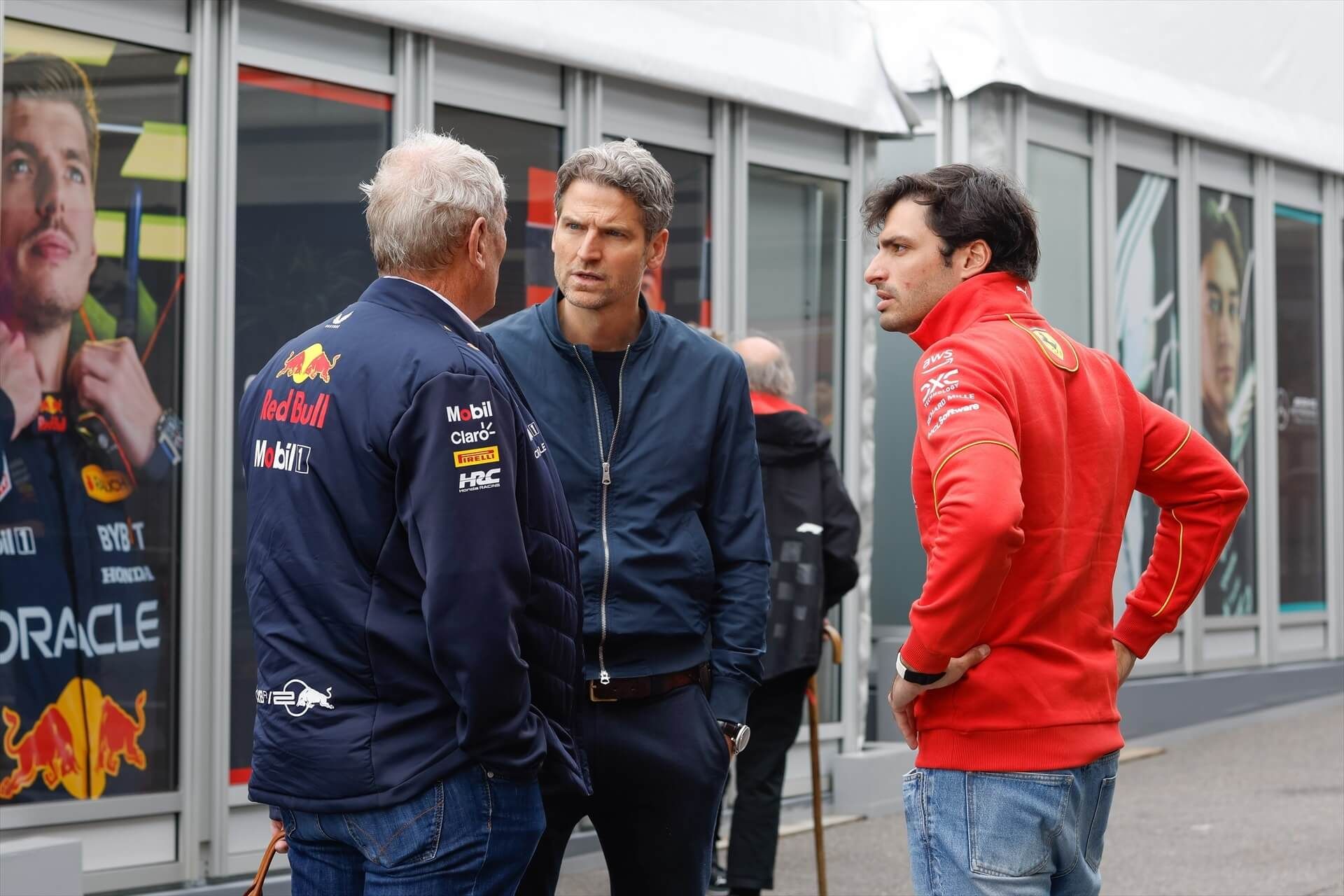  Carlos Sainz charla con Helmut Marko en Suzuka (Europa Press)