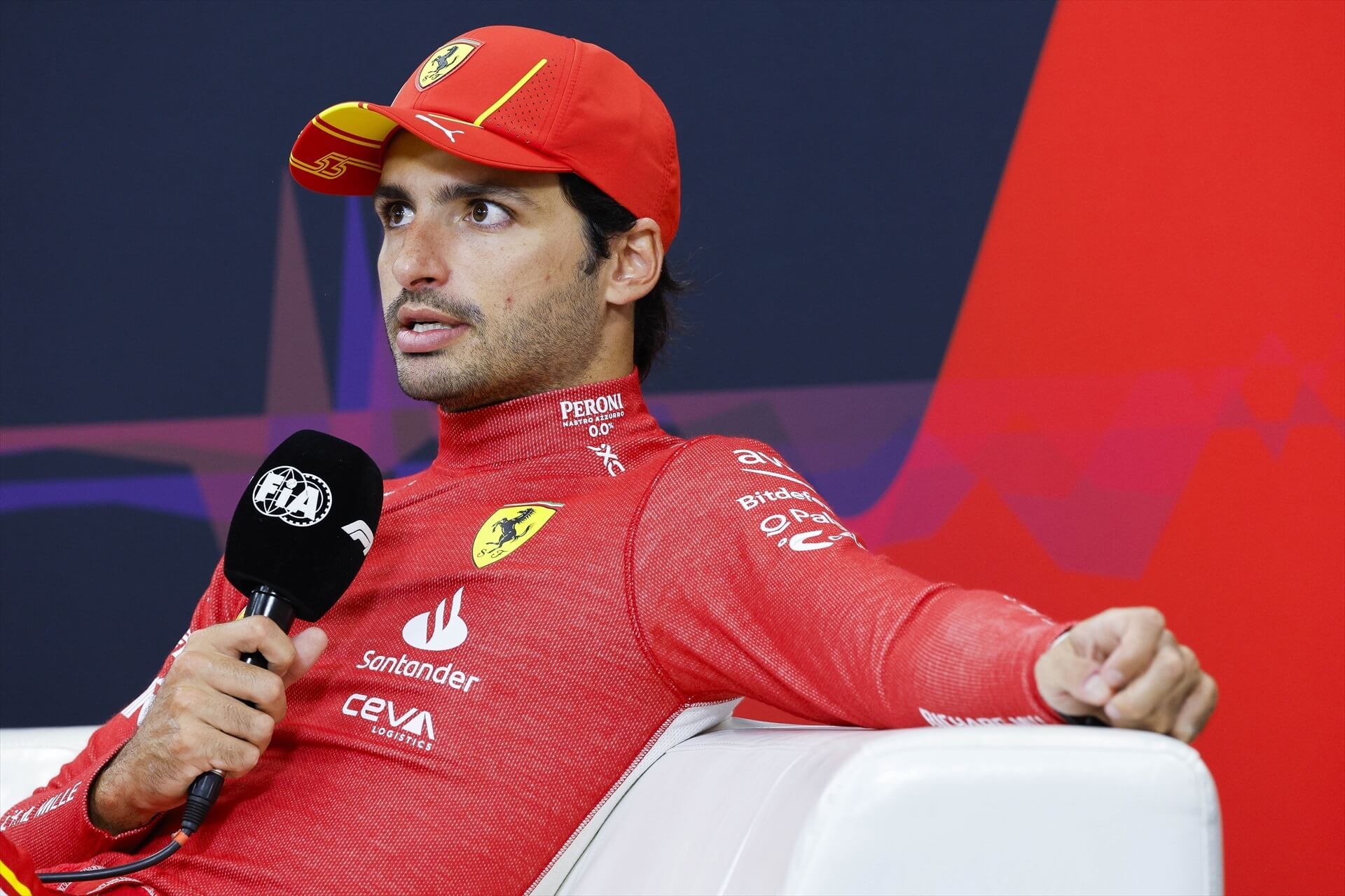 Carlos Sainz, ante los medios en Japón