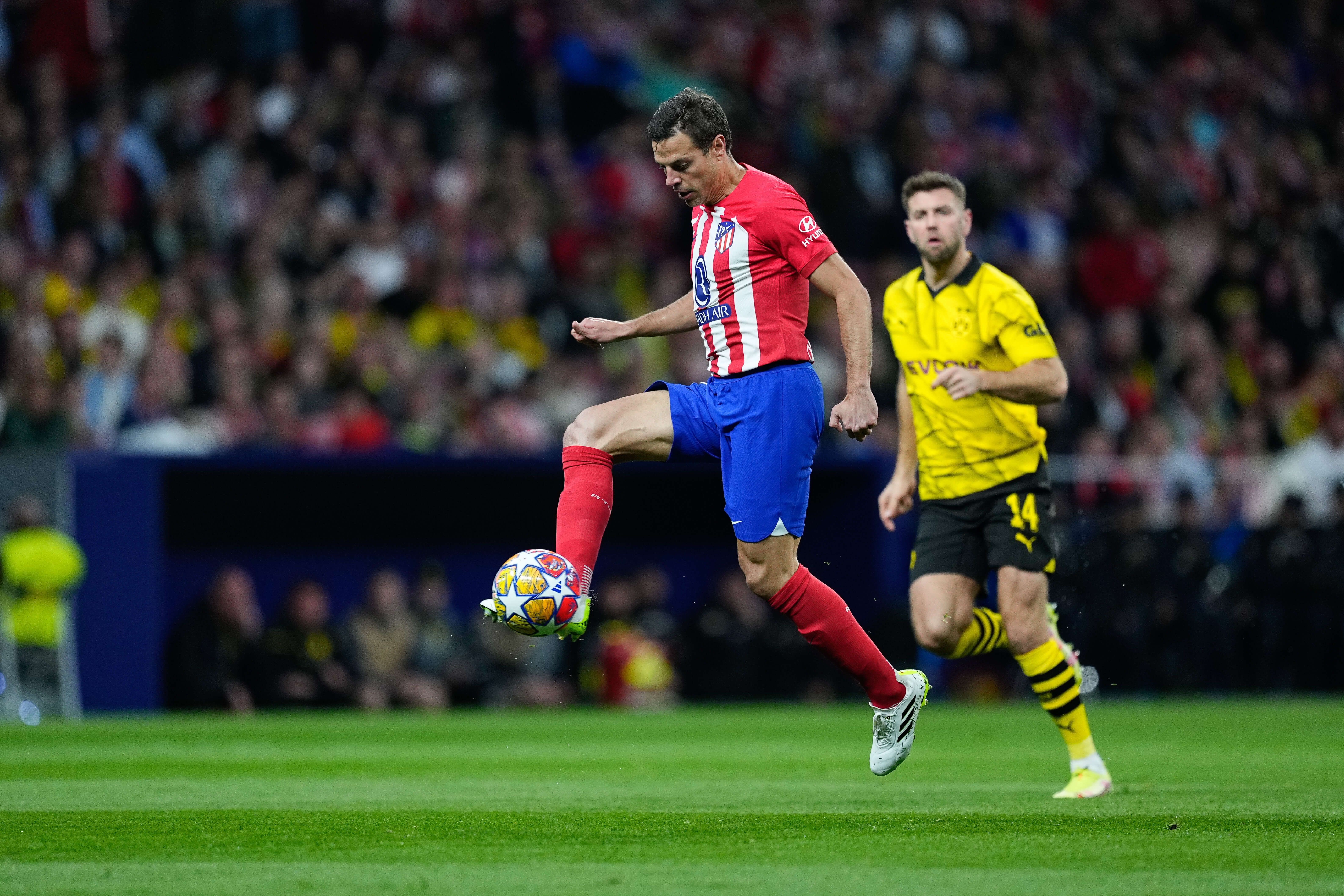  César Azpilicueta durante el partido ante el Borussia Dortmund (Fuente: Europa Press)