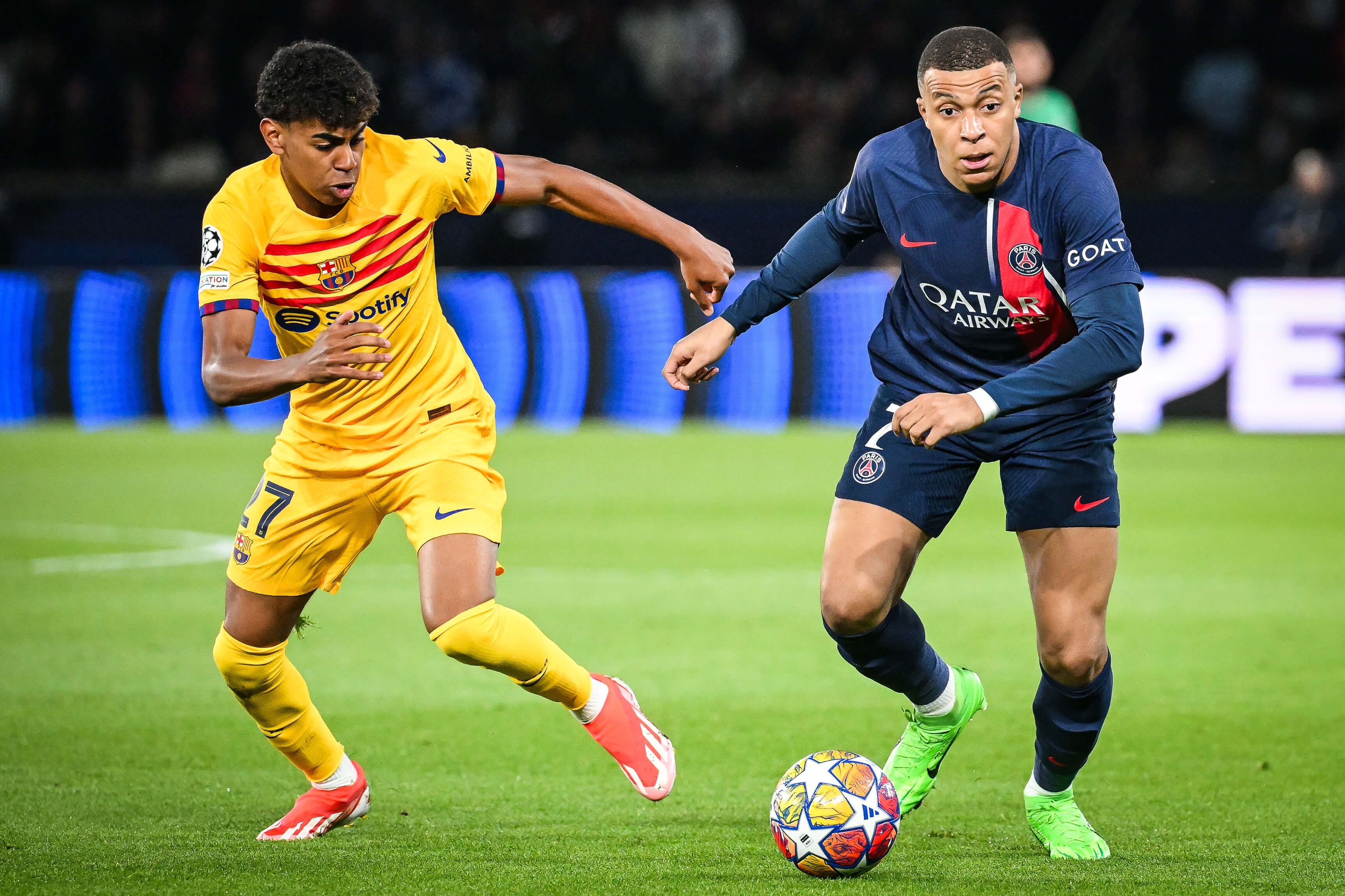  Lamine Yamal junto a Kylian Mbappé en el pasado PSG - Barcelona (Europa Press)
