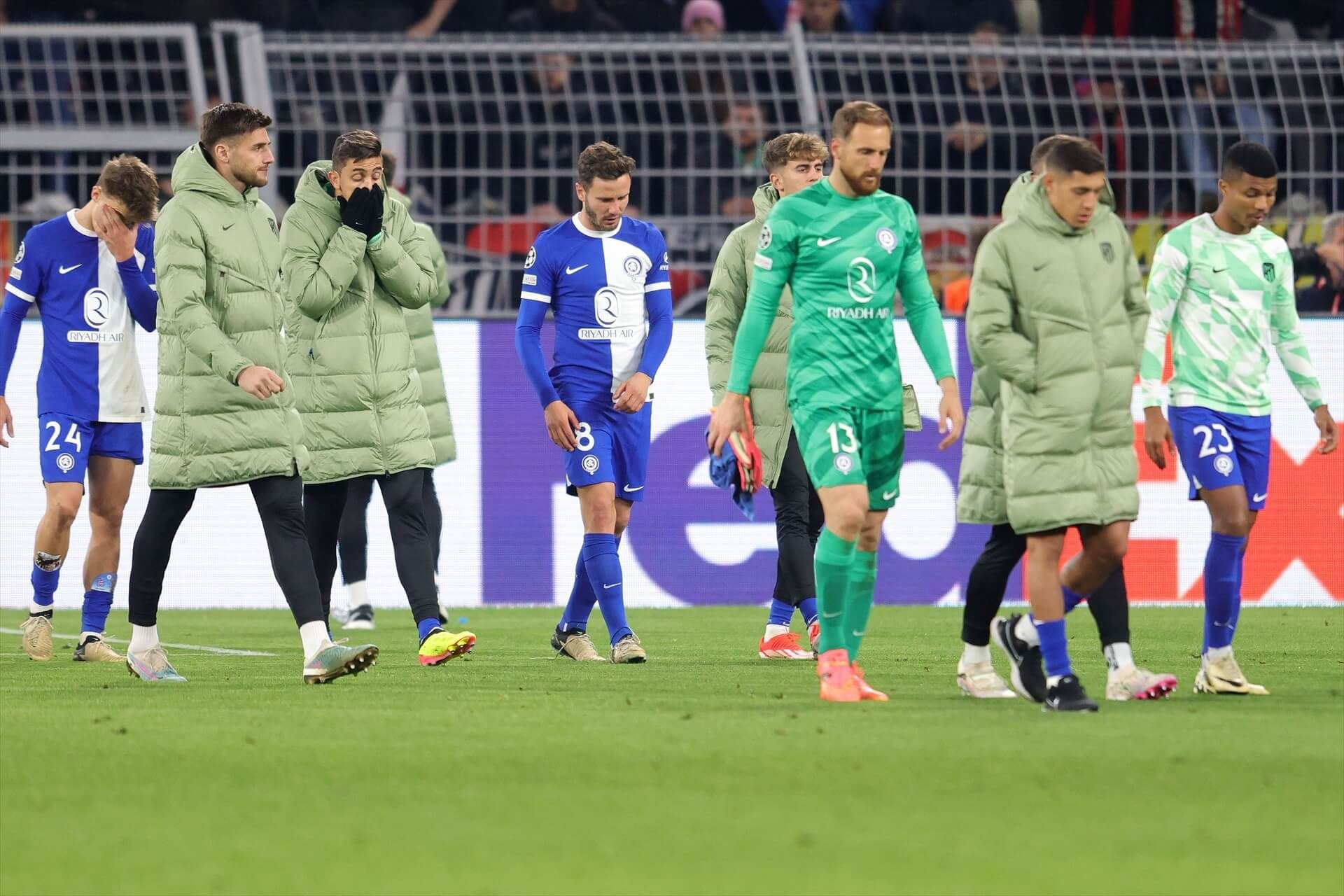  Los jugadores del Atlético, cabizbajos tras la derrota en Dortmund