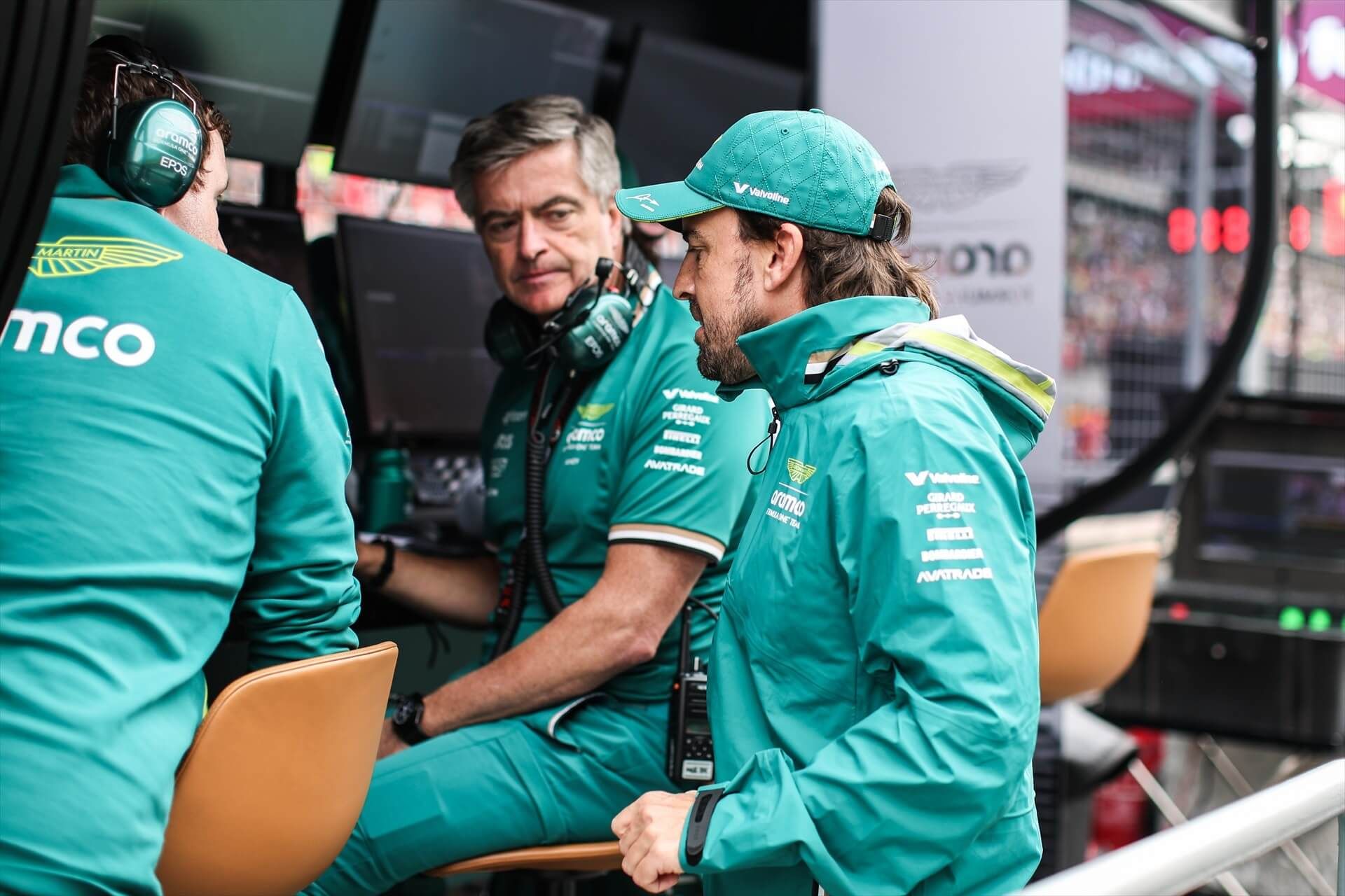  Fernando Alonso conversa con el equipo técnico de Aston Martin (Europa Press)