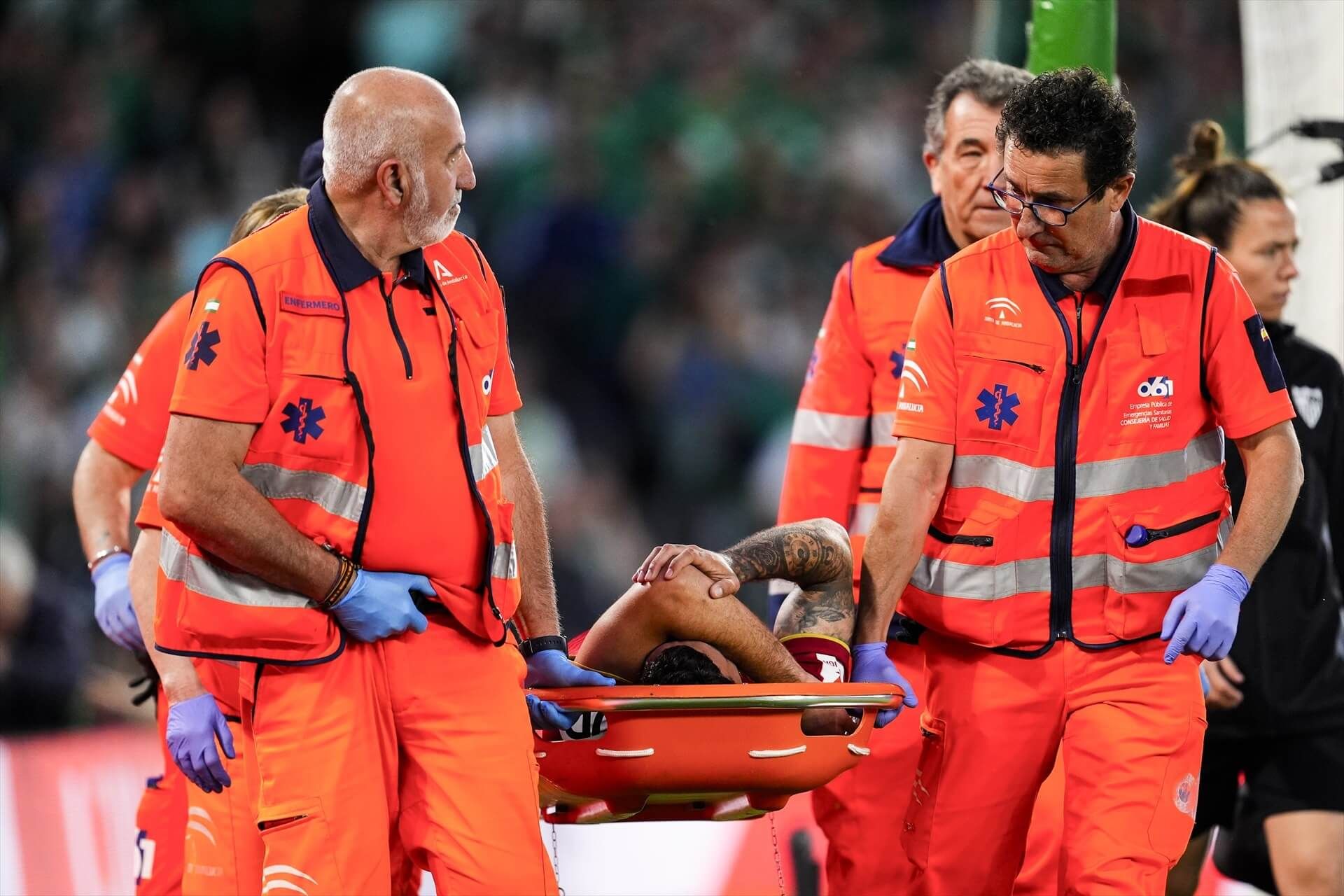  Isaac Romero, retirado en camilla del Benito Villamarín