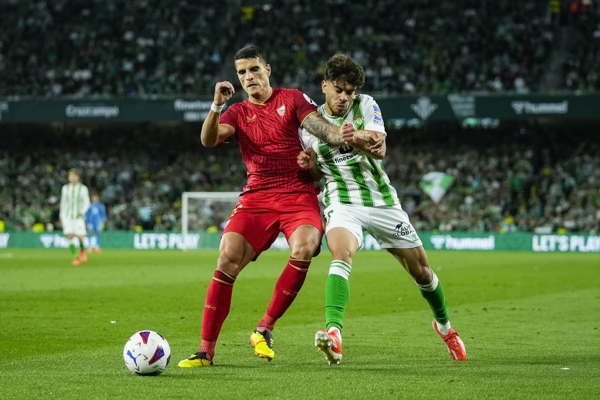  Erik Lamela pugna con Ez Abde en el derbi de Sevilla