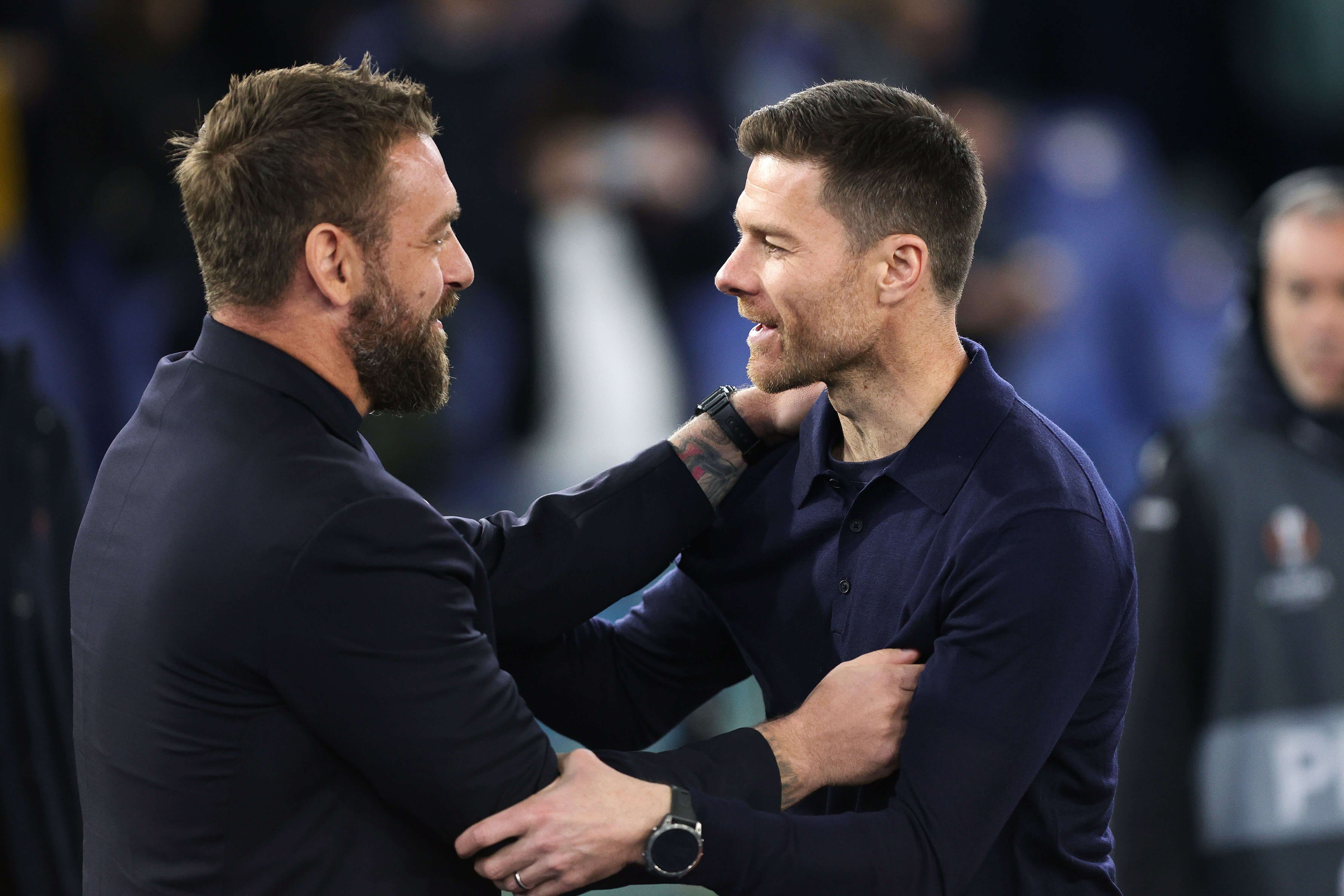 De Rossi y Xabi Alonso en el partido de ida de las semifinales de la Europa League (Europa Press)