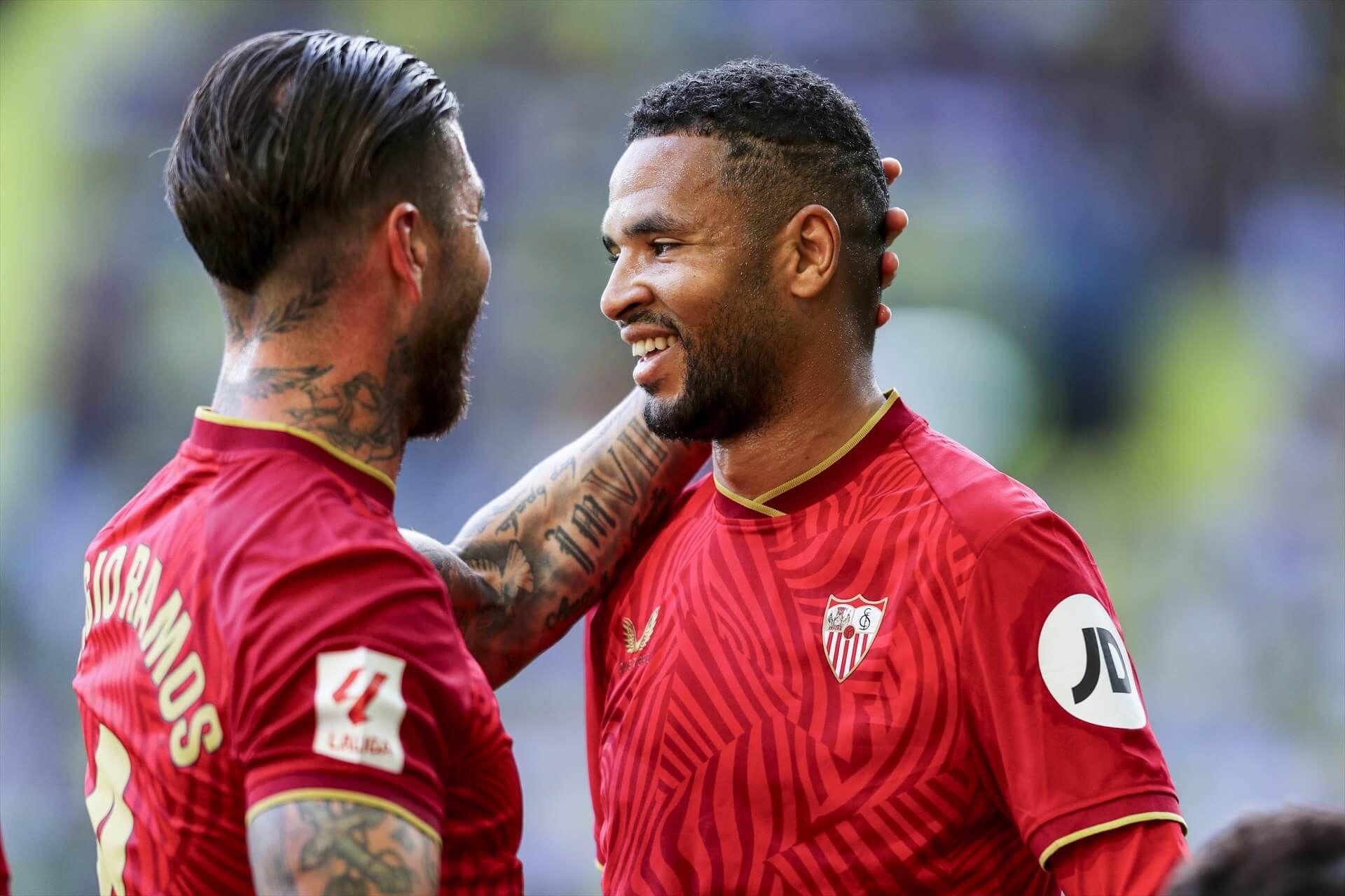 En-Nesyri, celebrando su gol con Sergio Ramos.
