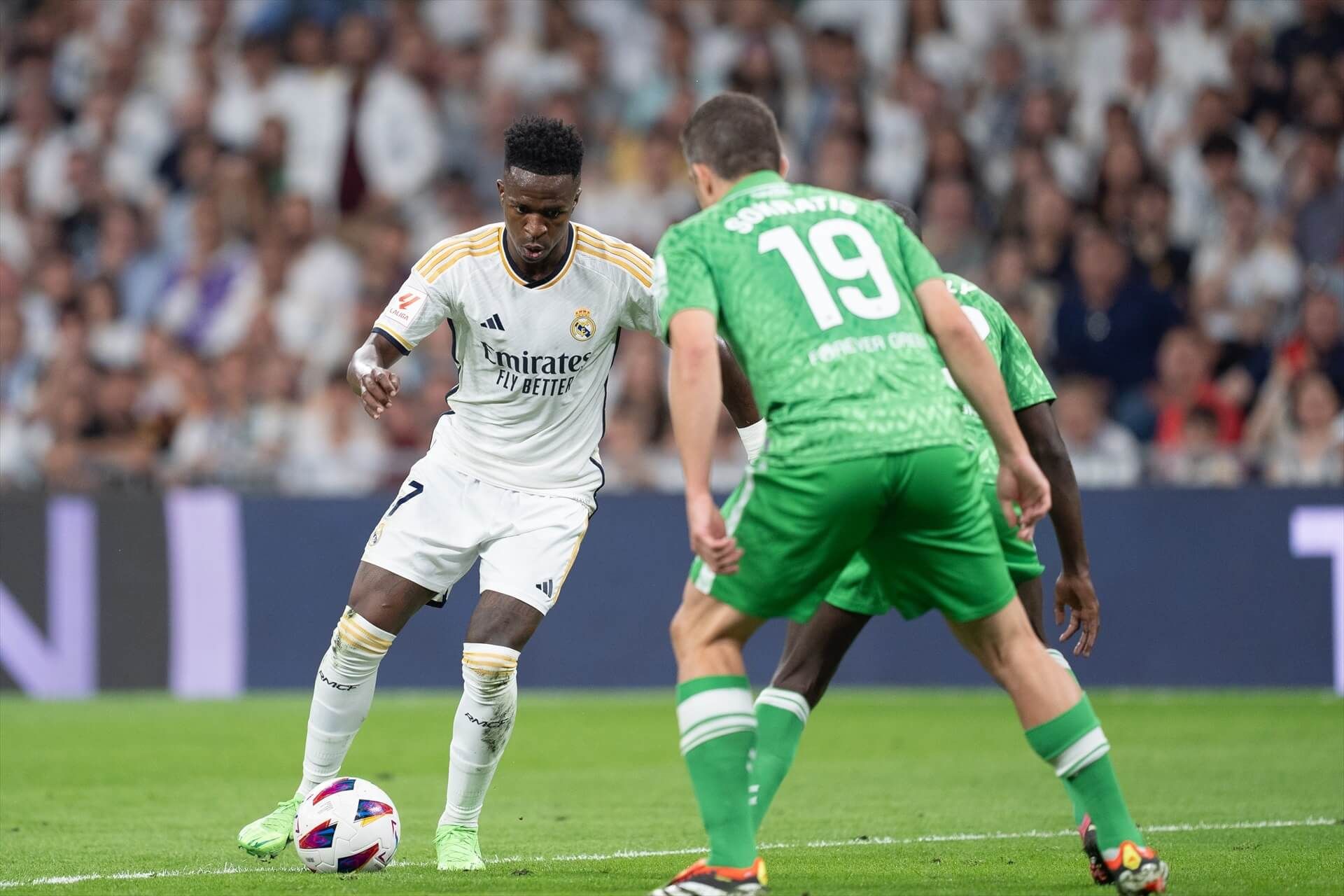 Sokratis pugna por un balón con Vinicius (Foto: Europa Press)
