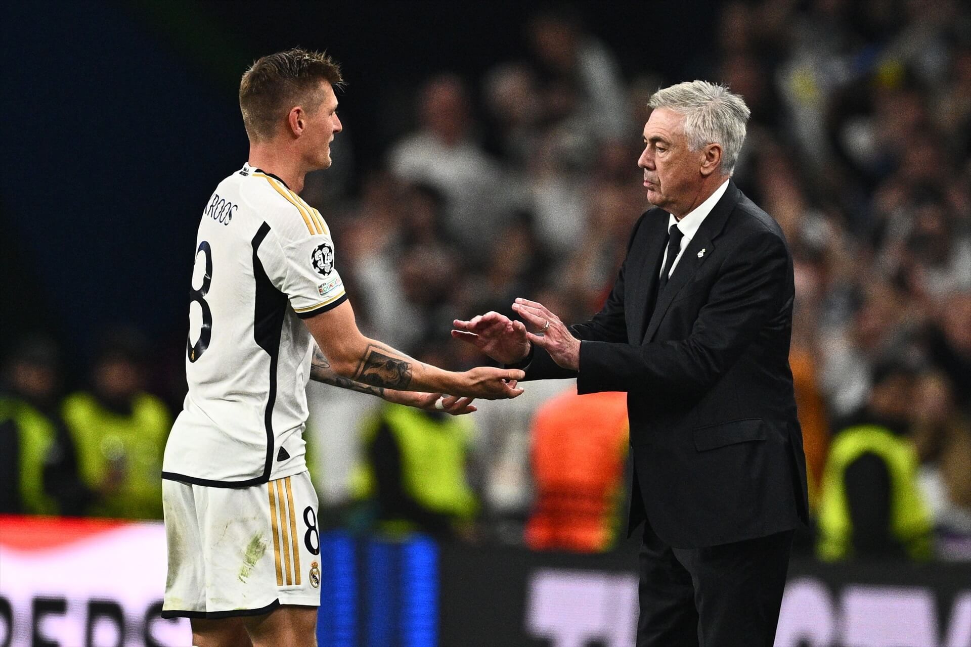  Toni Kroos saludando a Carlo Ancelotti