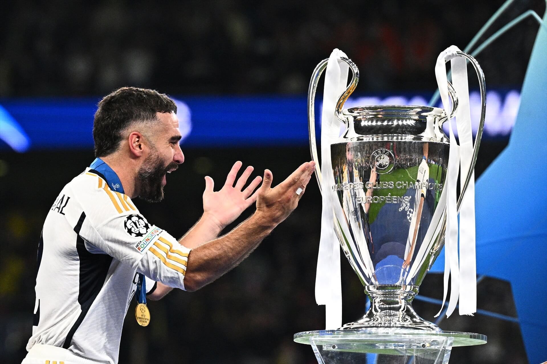  Dani Carvajal con el trofeo de la Champions League