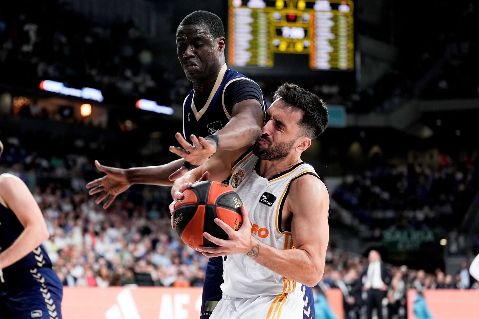 Acción polémica durante el Real Madrid - UCAM Murcia