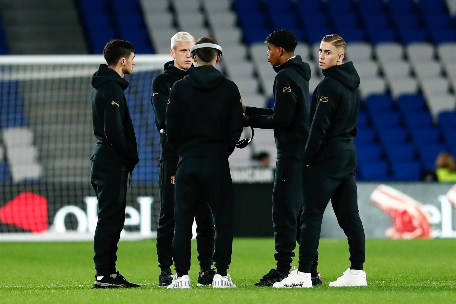 Lamine Yamal, con sus compañeros antes del partido contra la Real Sociedad