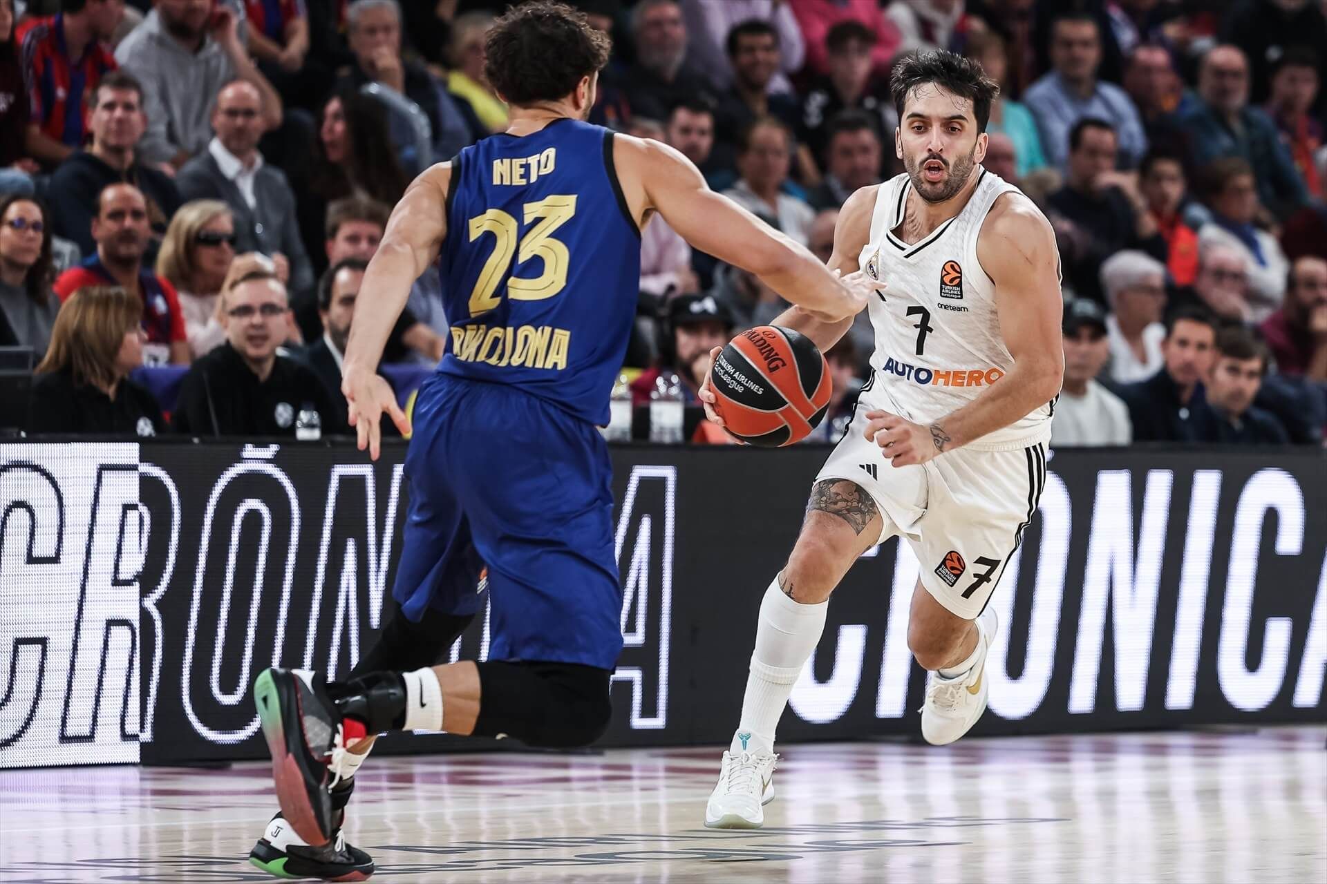  Facundo Campazzo encara a Neto en el Clásico de la Euroliga