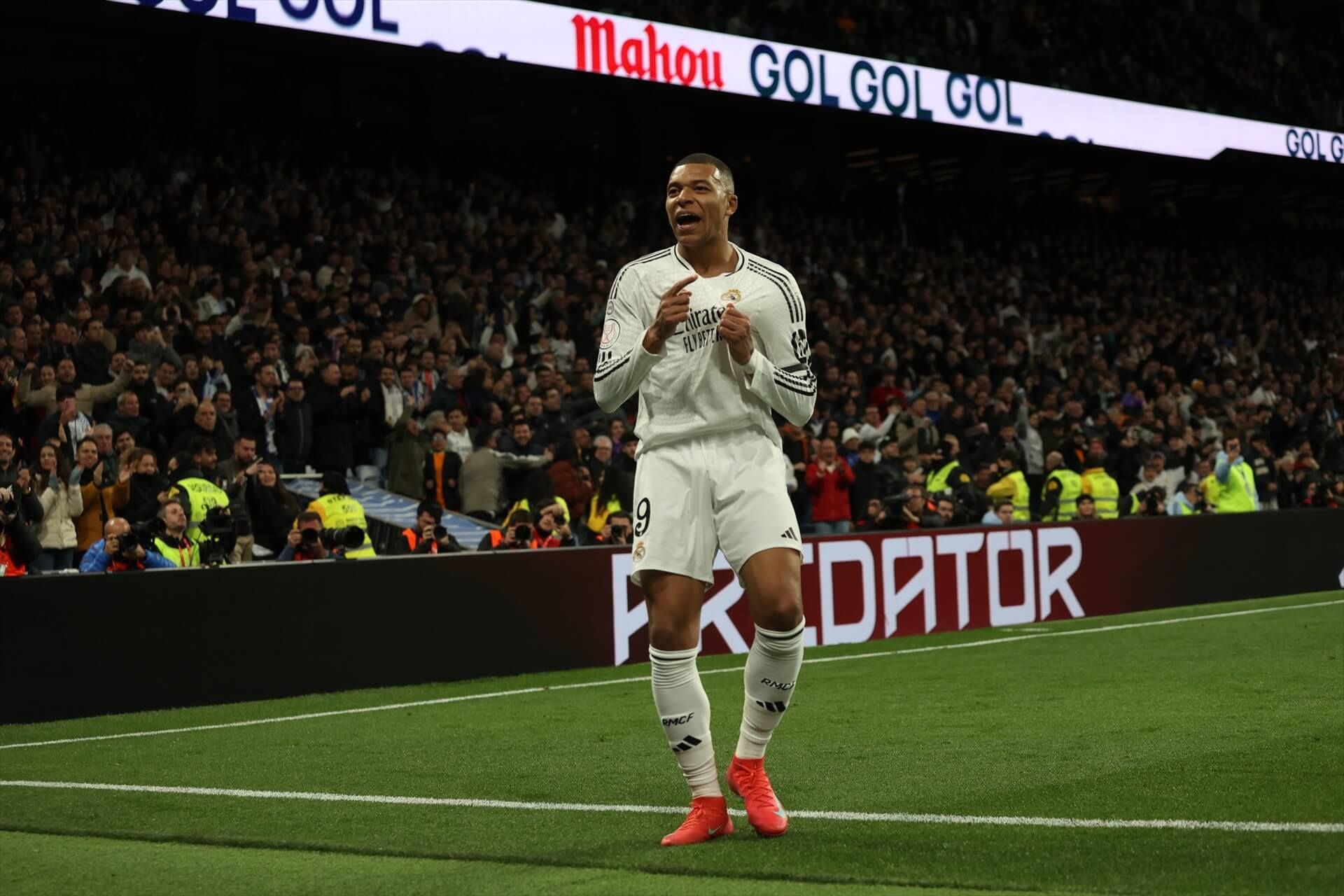  Kylian Mbappé señala el escudo del Real Madrid en el partido frente al Celta