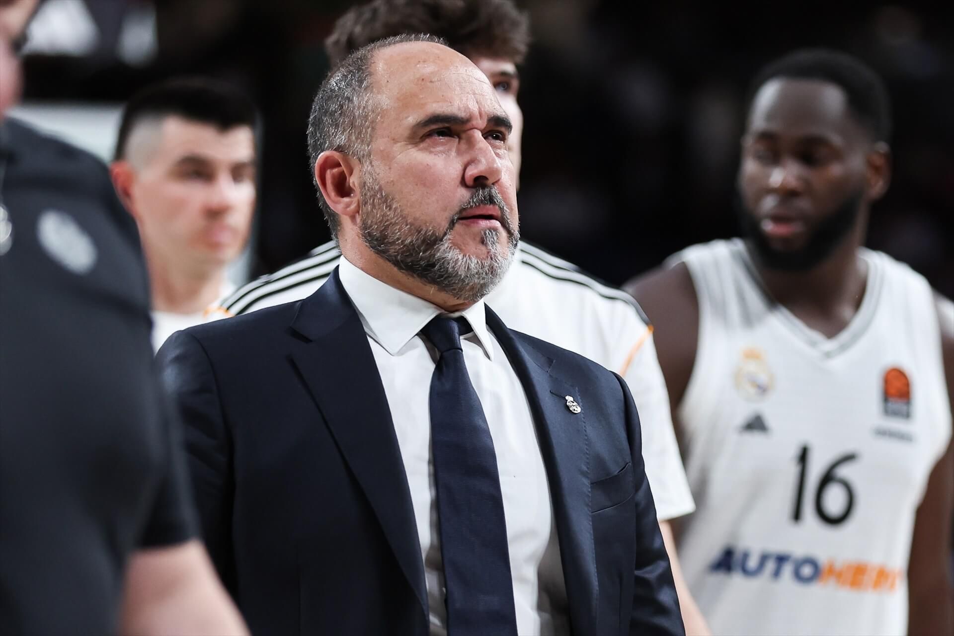  Chus Mateo en el partido contra París Basketball