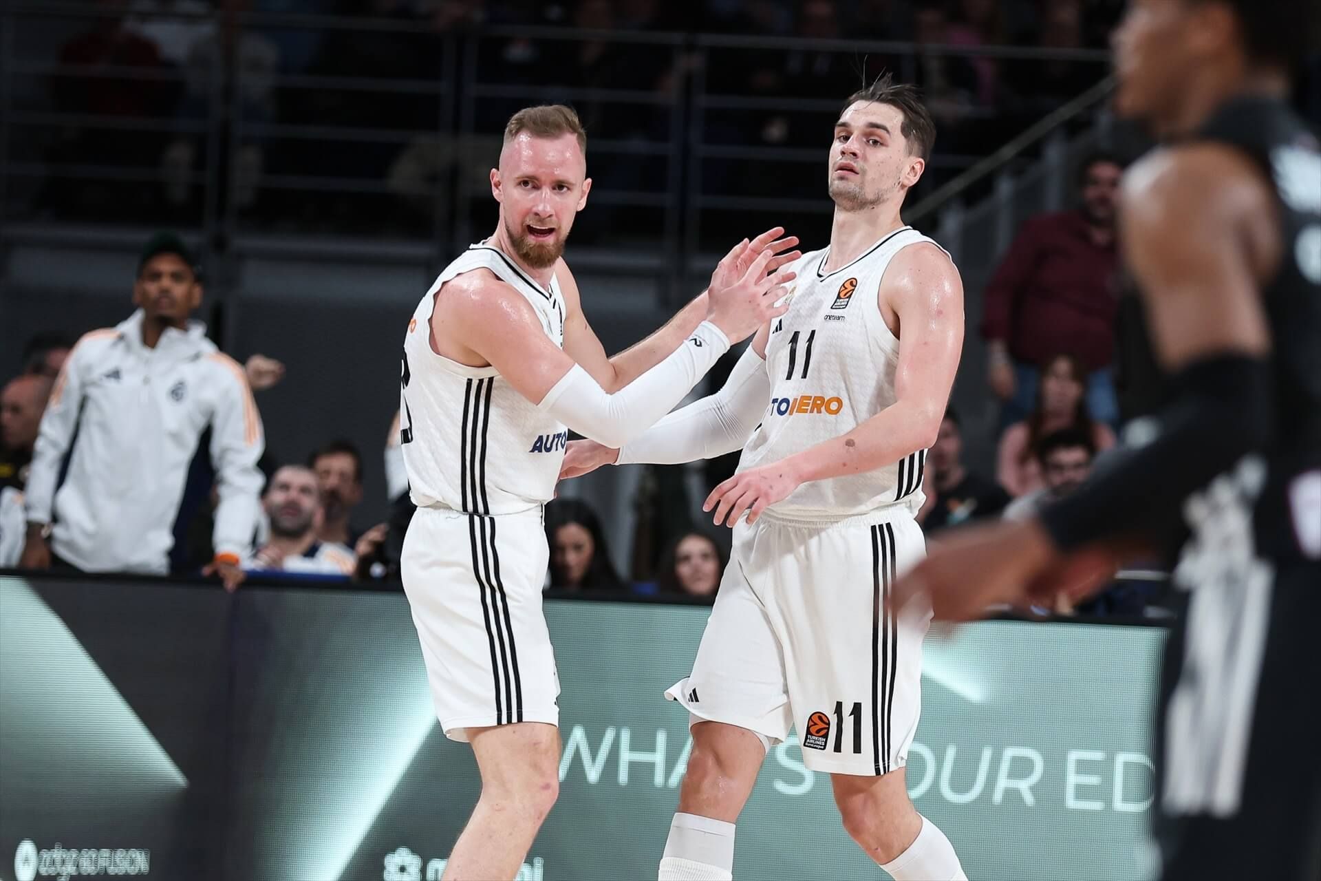  Dzanan Musa y Mario Hezonja en el partido contra París Basketball