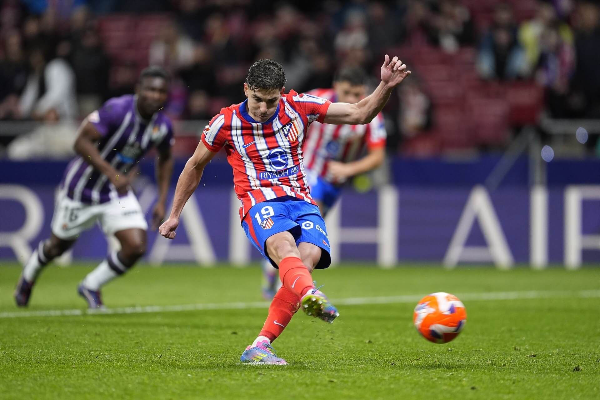 Julián Álvarez, anotando uno de los penaltis contra el Valladolid (Europa Press)