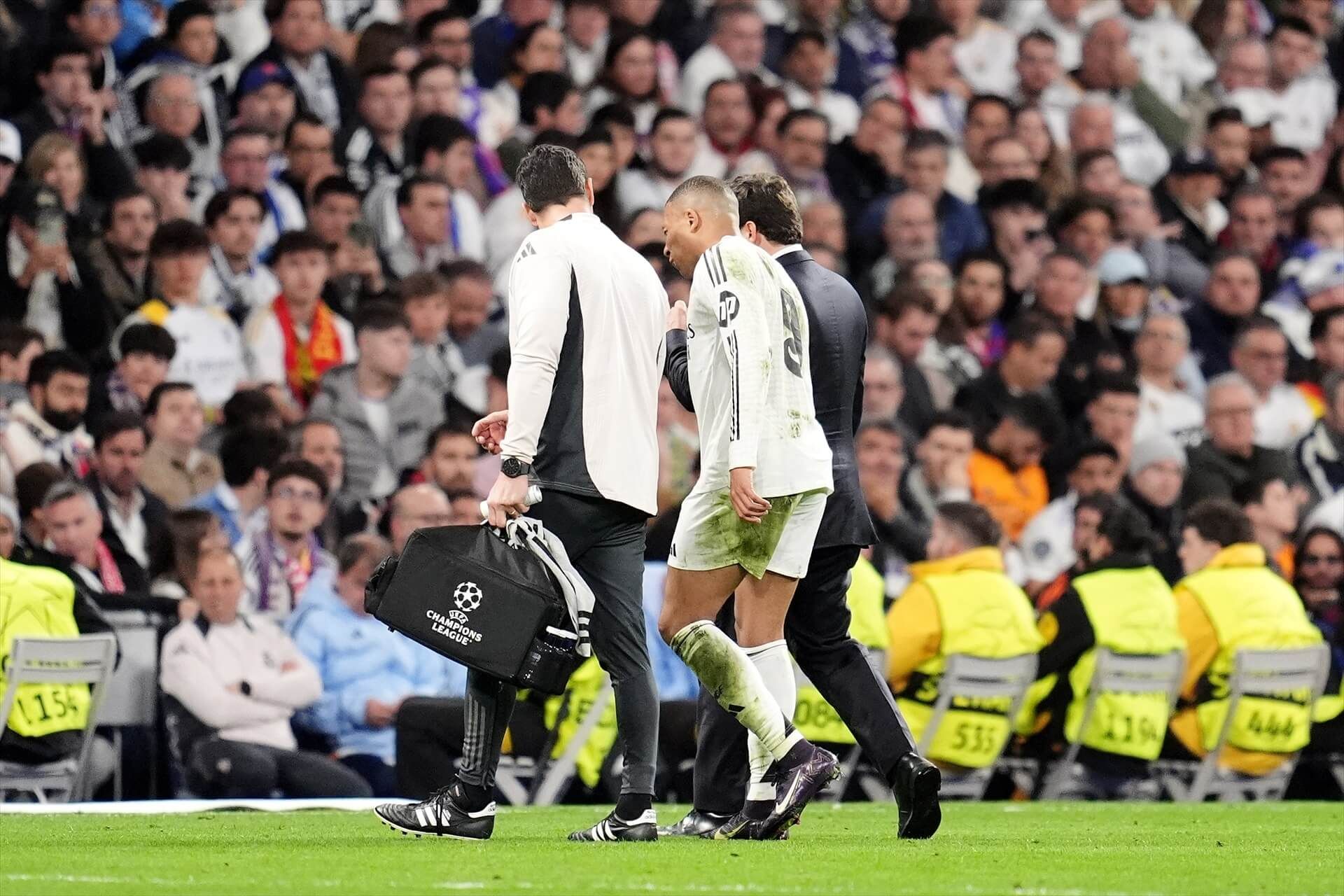  Kylian Mbappé, siendo sustituido en el partido contra el Arsenal (Europa Press)