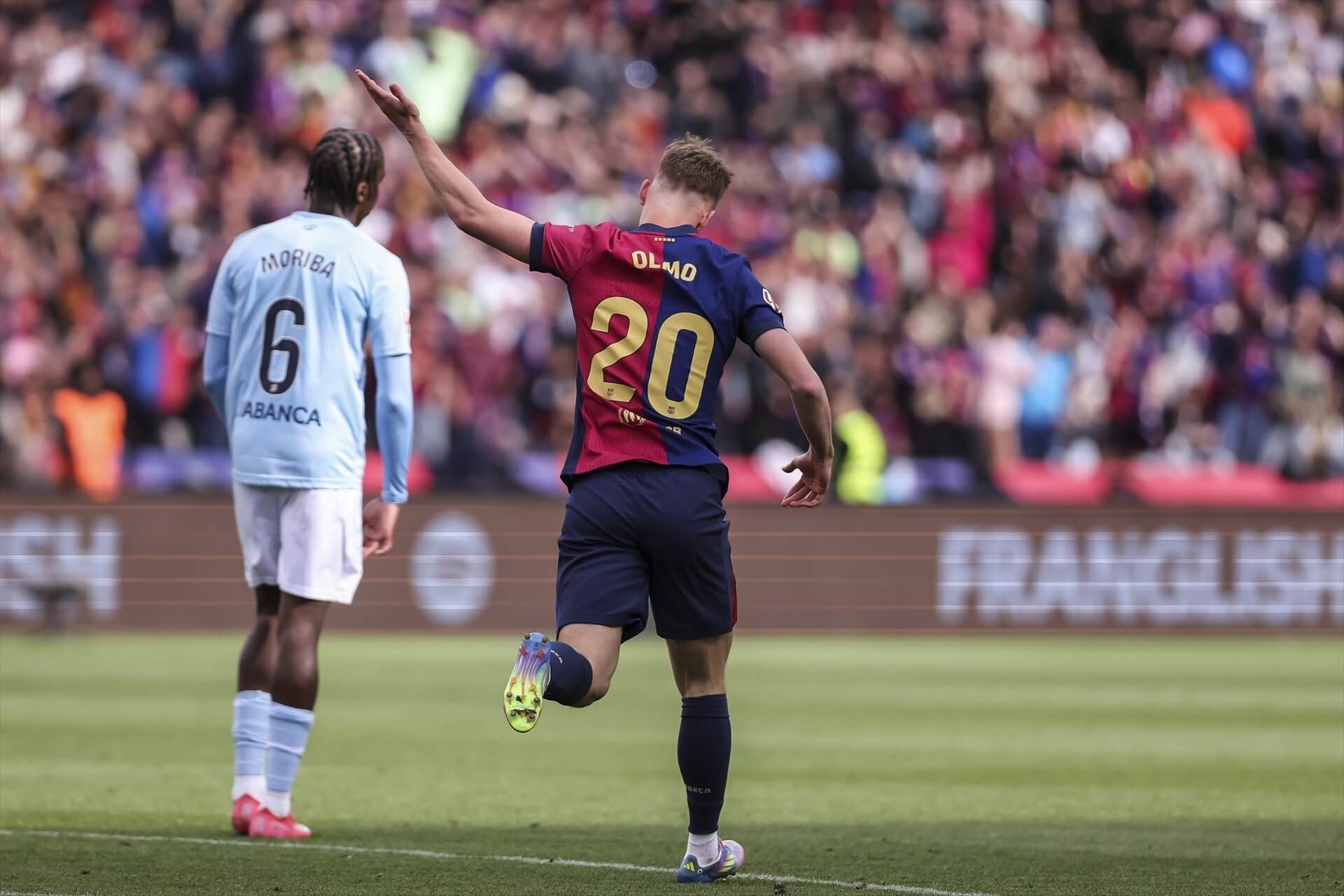 Dani Olmo, levantando a Montjuic en mitad de la remontada (Europa Press)