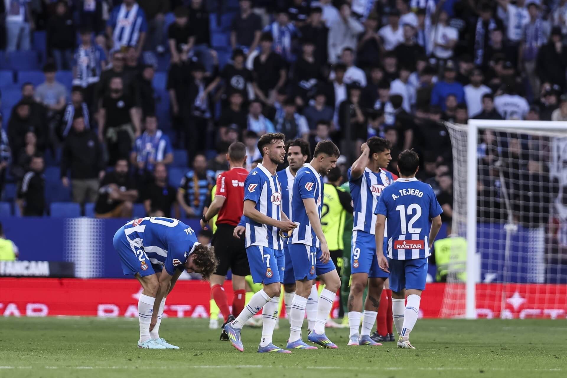  Los jugadores del Espanyol en el partido ante el Real Betis