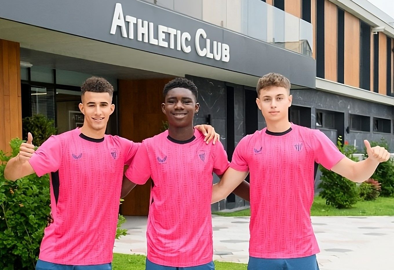 Aymane Jelbat, Elijah Gift y el navarro Jon de Luis posan en Lezama