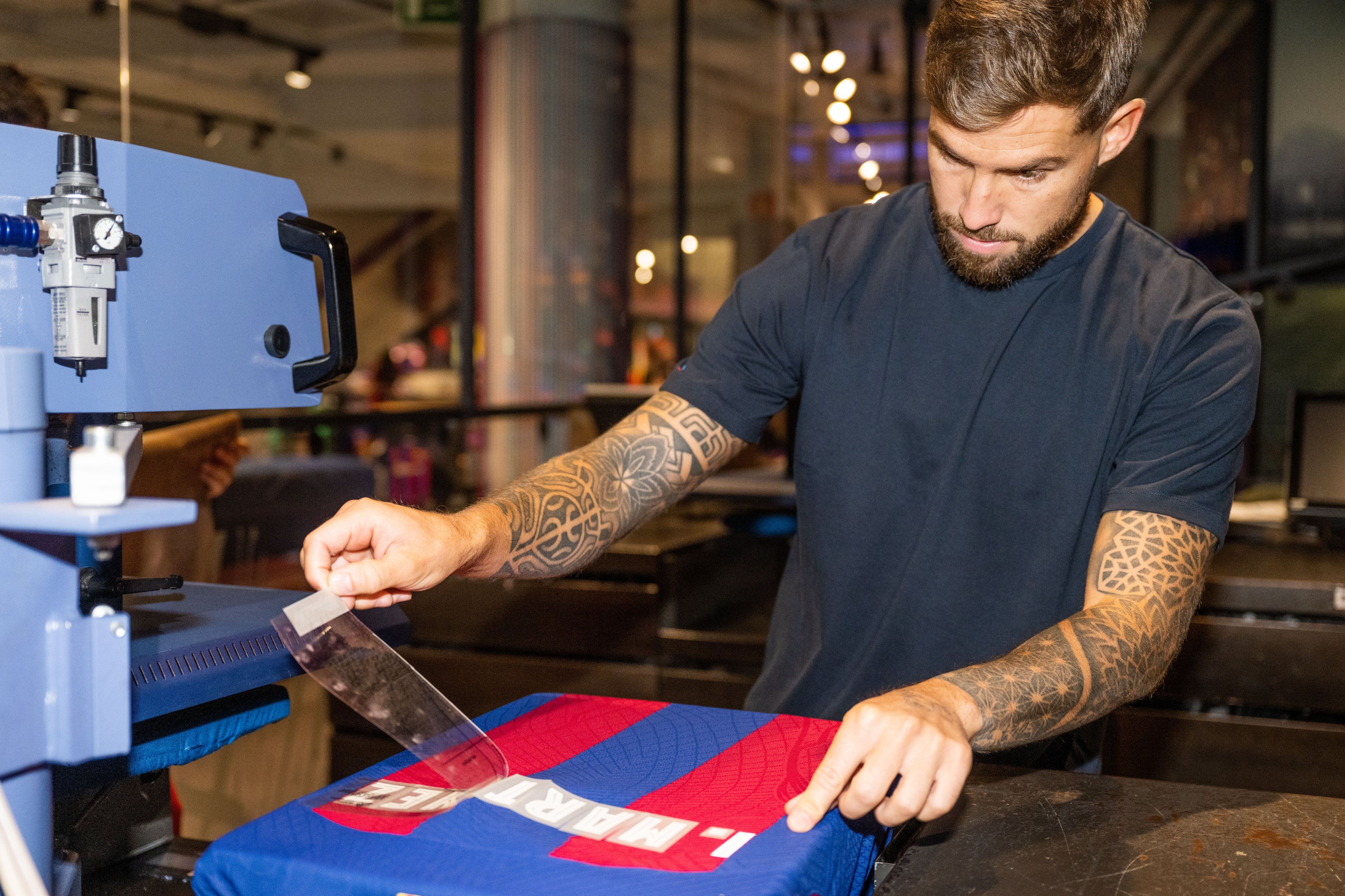  Iñigo Martínez firma una camiseta blaugrana.