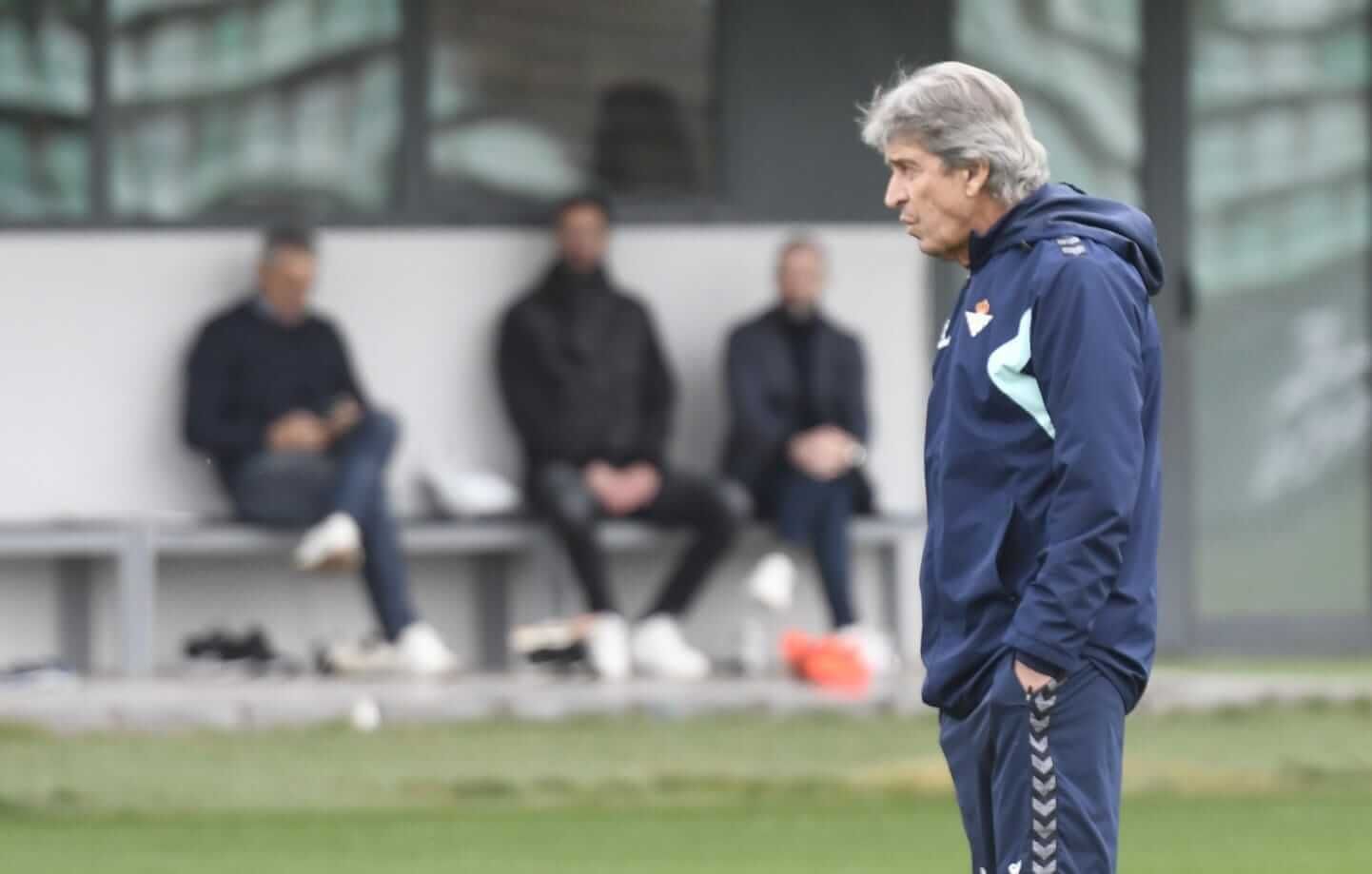 Ruud Van Nistelrooy, de fondo, presenciando el trabajo de Pellegrini.