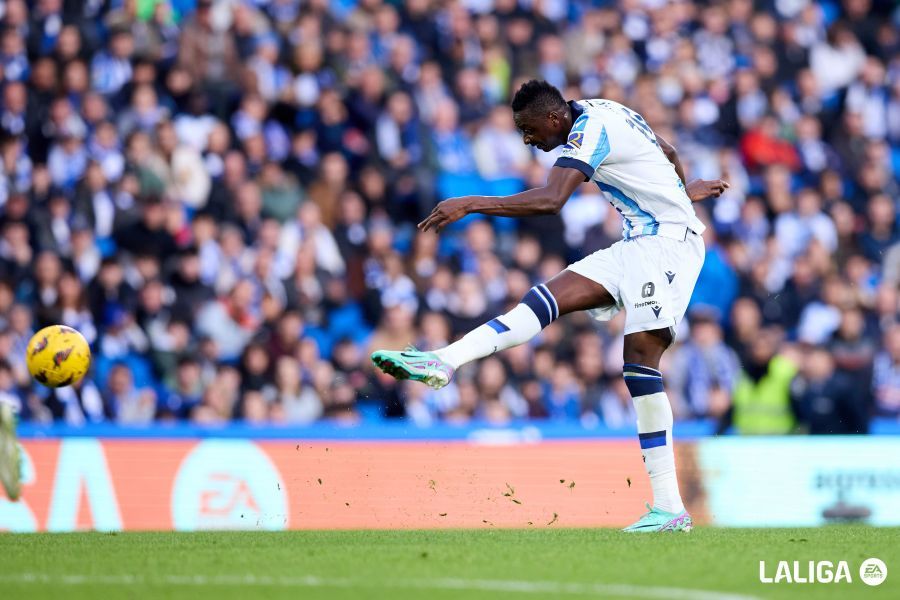 Sadiq Umar golpea el balón antes de marcar al Sevilla la pasada temporada.