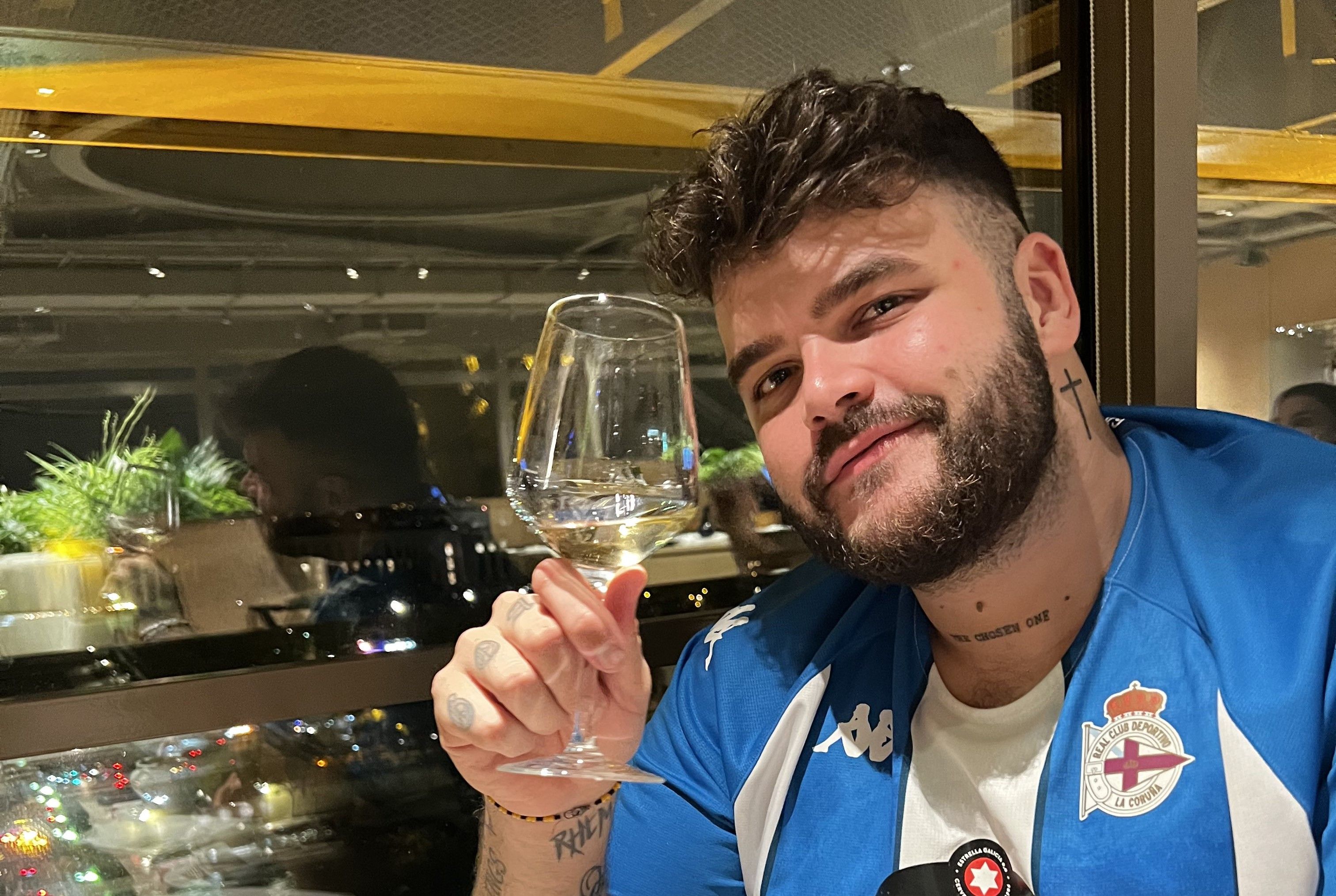 El streamer Guanyar, en la Torre Eiffel con la camiseta del Dépor.